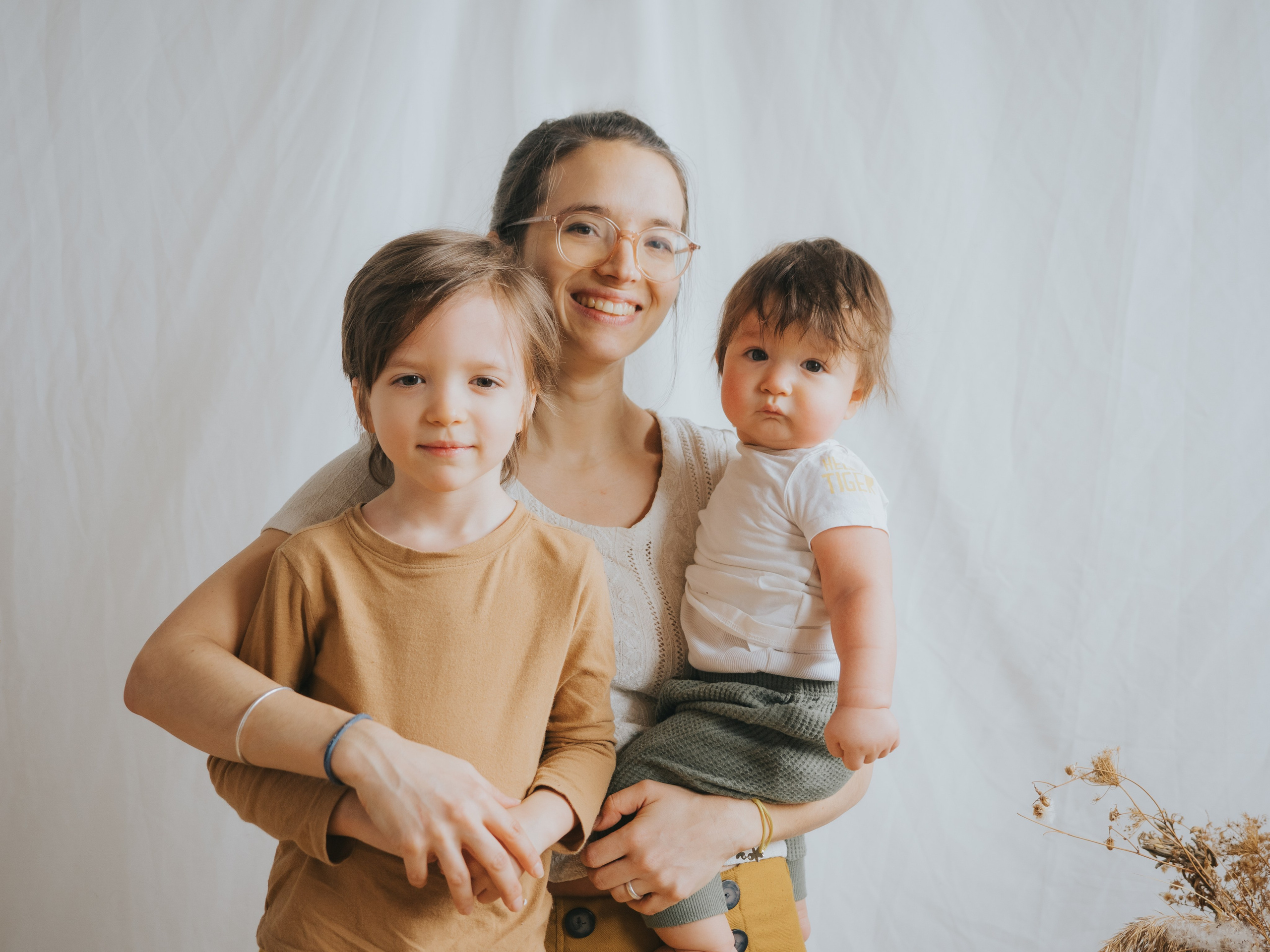 Mère fière avec ses deux fils regardant l'appareil photo.
