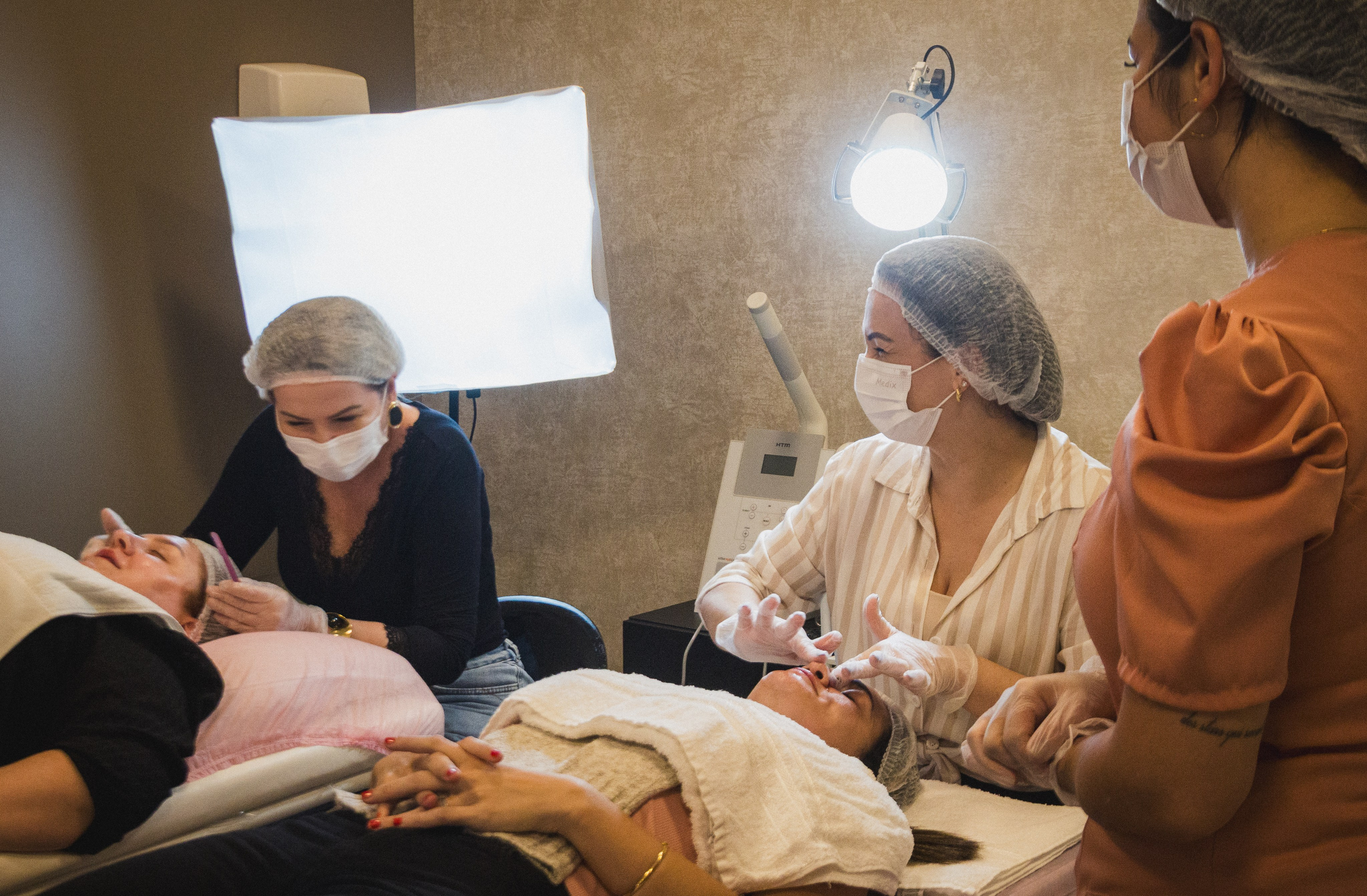 Microagulhamento Biológico (Peeling Coreano): conhecimento, técnica e prática profissional na La Vertuan em Joinville. Marcus Monteiro Fotografia