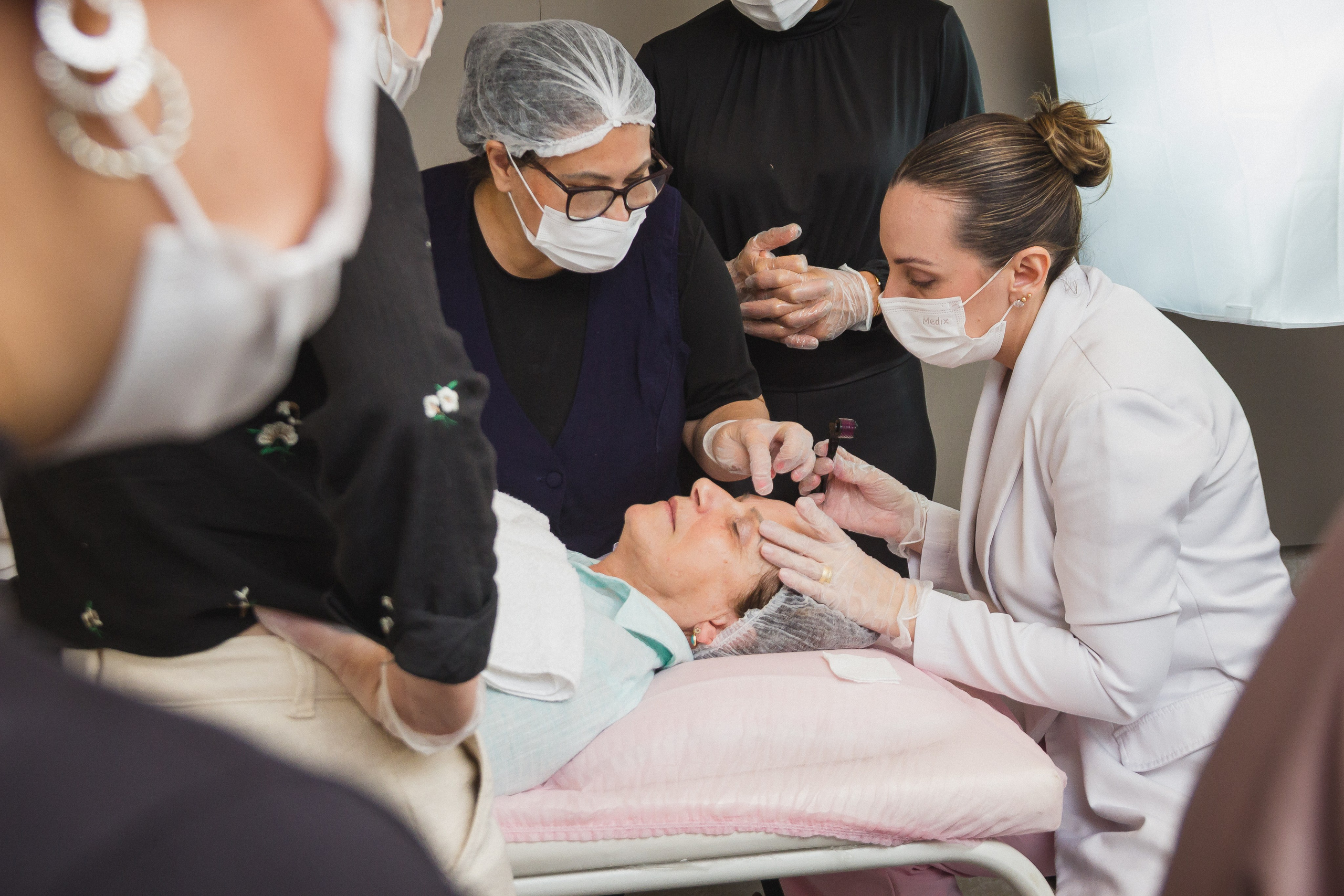 Microagulhamento Biológico (Peeling Coreano): conhecimento, técnica e prática profissional na La Vertuan em Joinville. Marcus Monteiro Fotografia