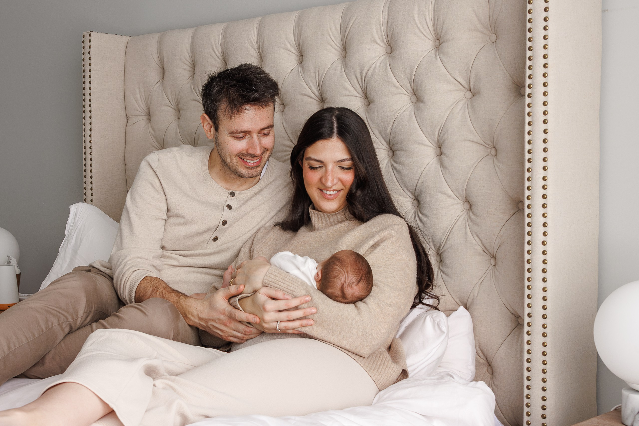 NEWBORN. Je suis photographe portraitiste et je réalise des portraits à toutes les étapes de votre vie! Bienvenue dans mon studio à Westmount, Qc