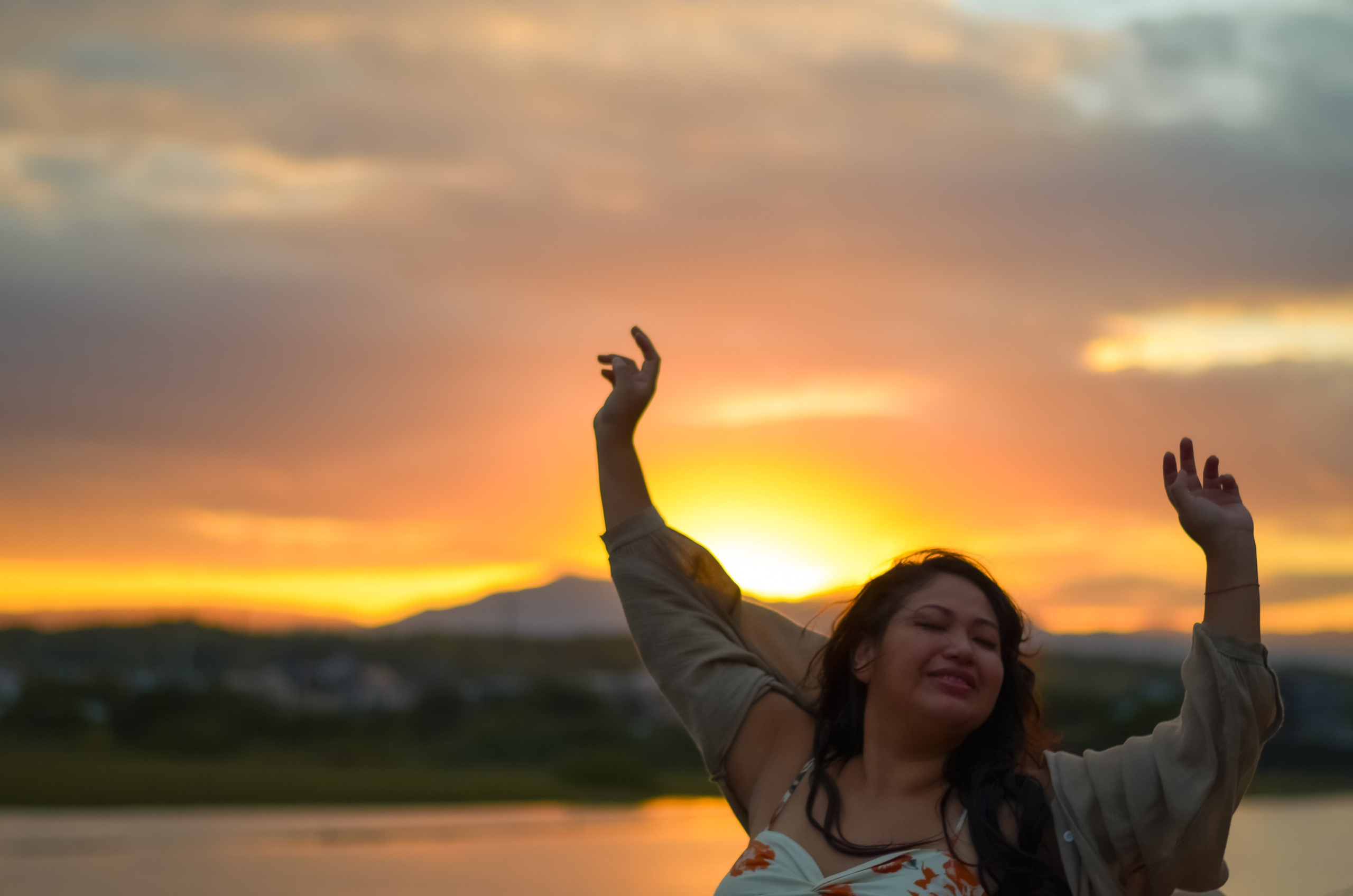 SUNSET MODEL. LunarVox Lens: a lente que transforma luz em voz e emoção. Retratos e ensaios no Japão por Leyka Tanaka