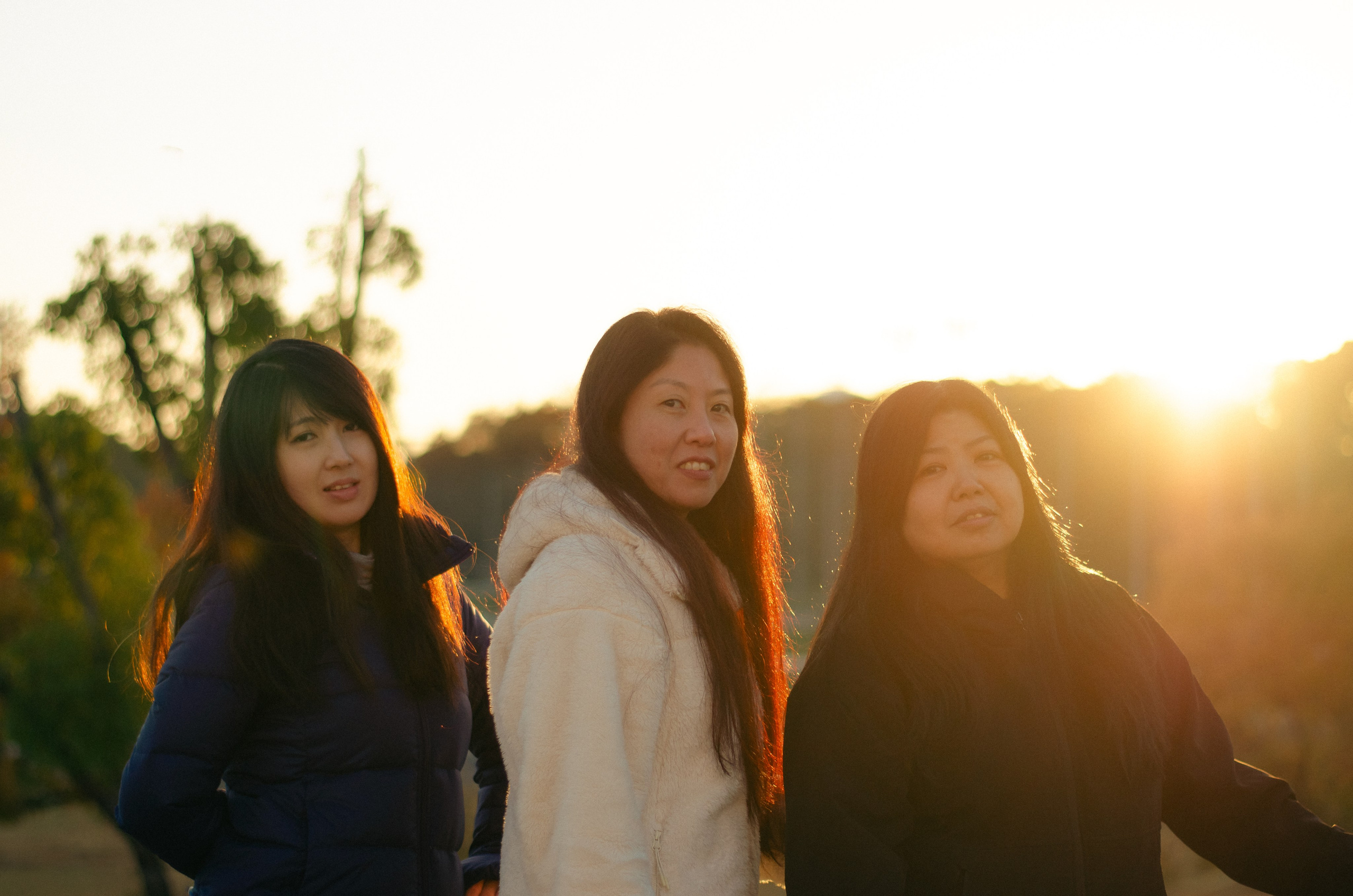 Friendship. LunarVox Lens: a lente que transforma luz em voz e emoção. Retratos e ensaios no Japão por Leyka Tanaka