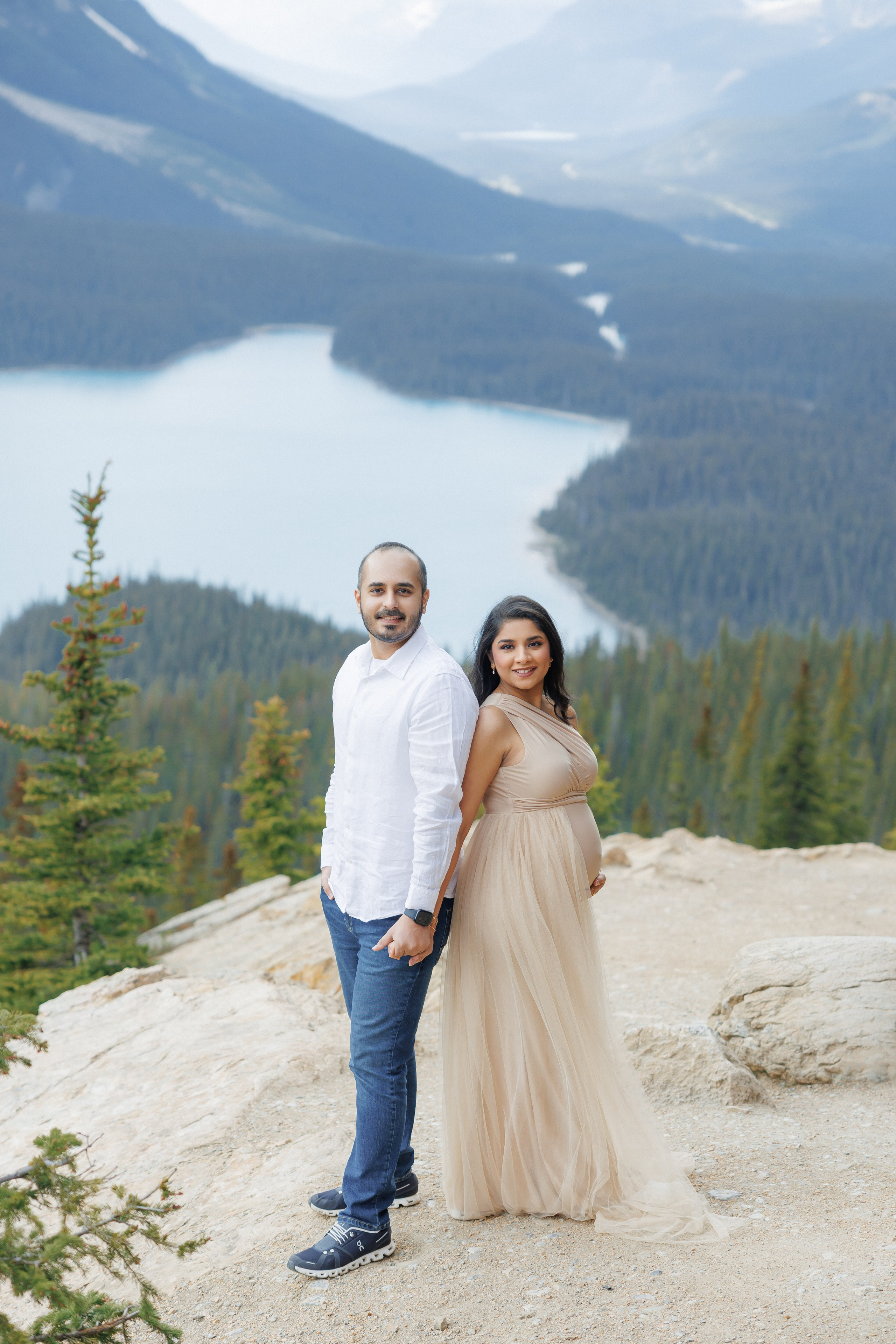 Mountain maternity shoot. Photographer Elvira Hryshchenko