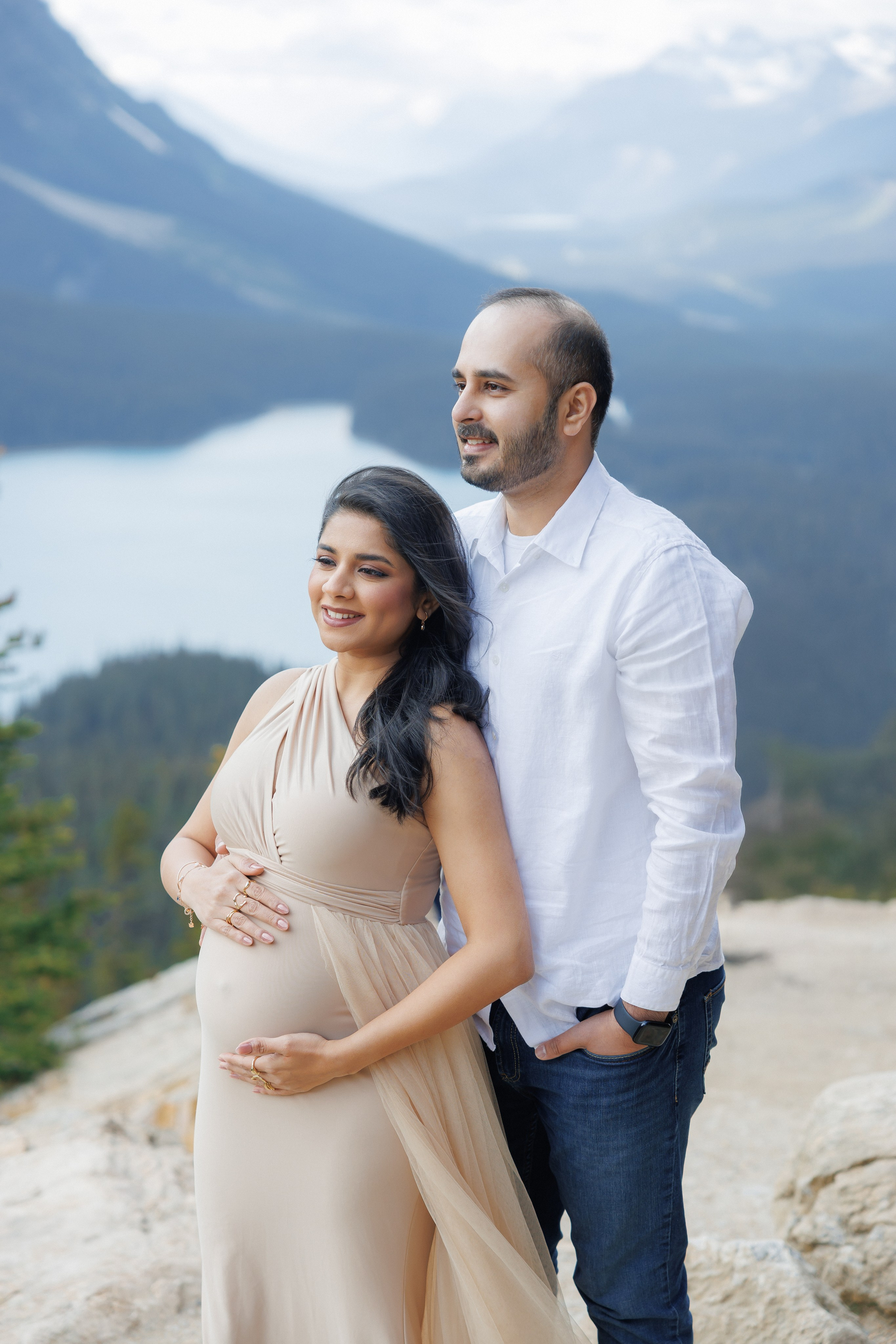 Mountain maternity shoot. Photographer Elvira Hryshchenko