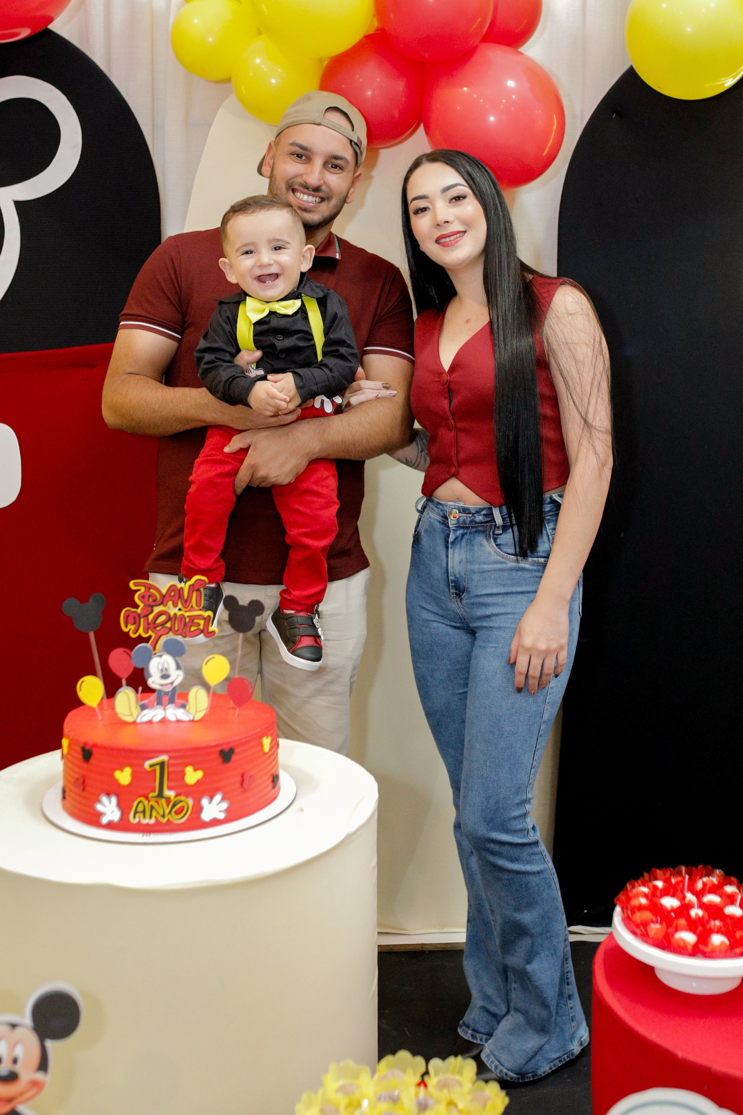 Fotografia de aniversário infantil em Joinville - Família na mesa do bolo por Lenofotografia