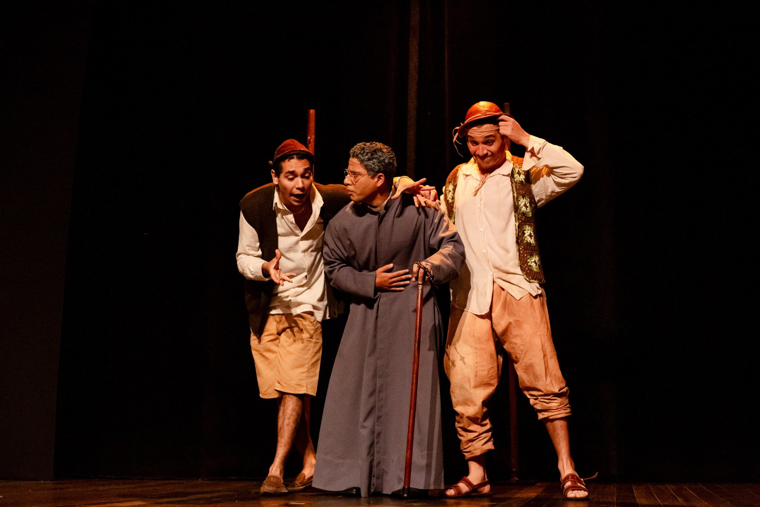 Fotografia de espetáculo teatral Auto da Compadecida do grupo de teatro Anchieta Arte Cênica