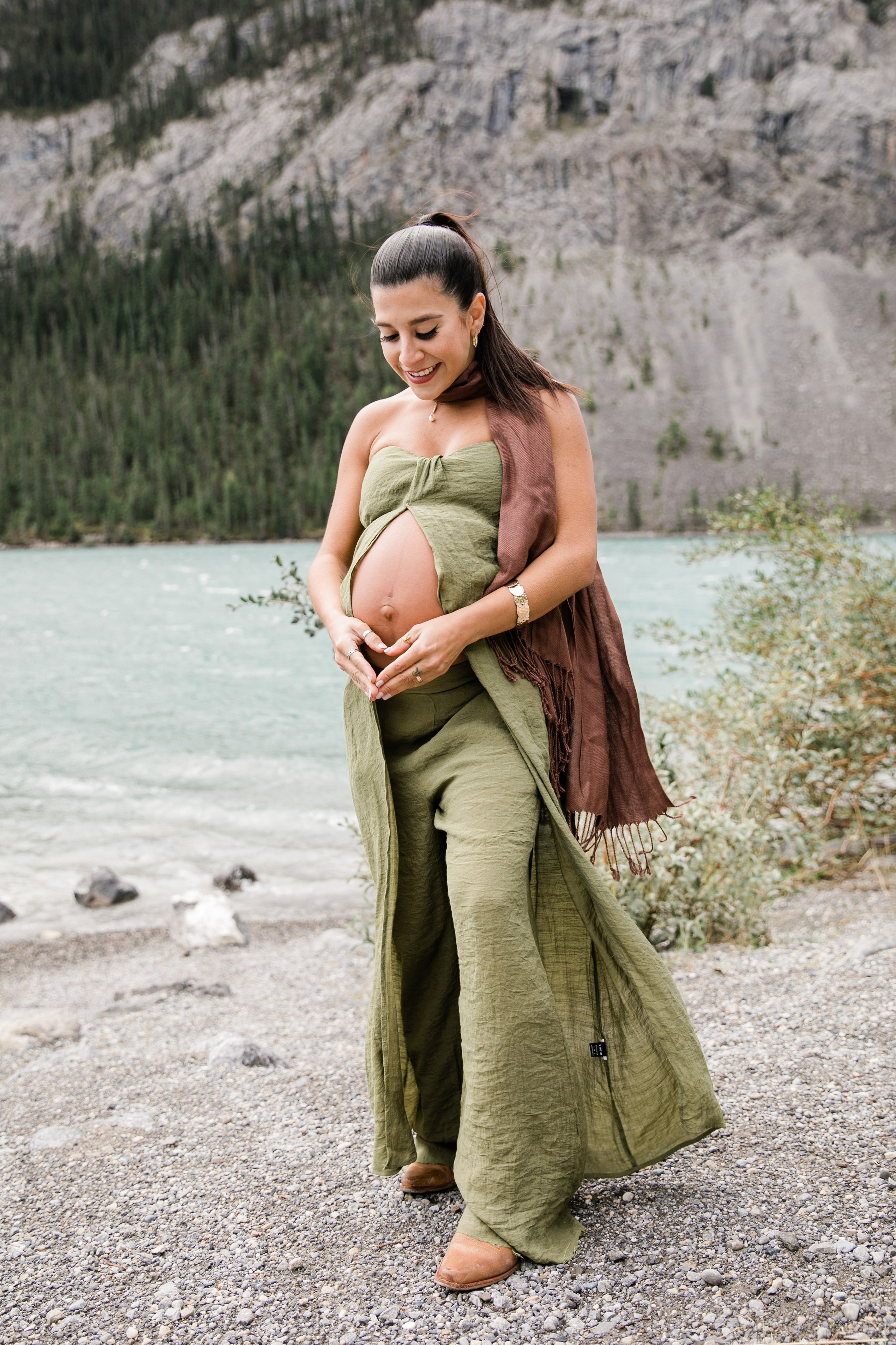 Maternity Photos — Canmore — Daniella. Fotografía accesible en Calgary