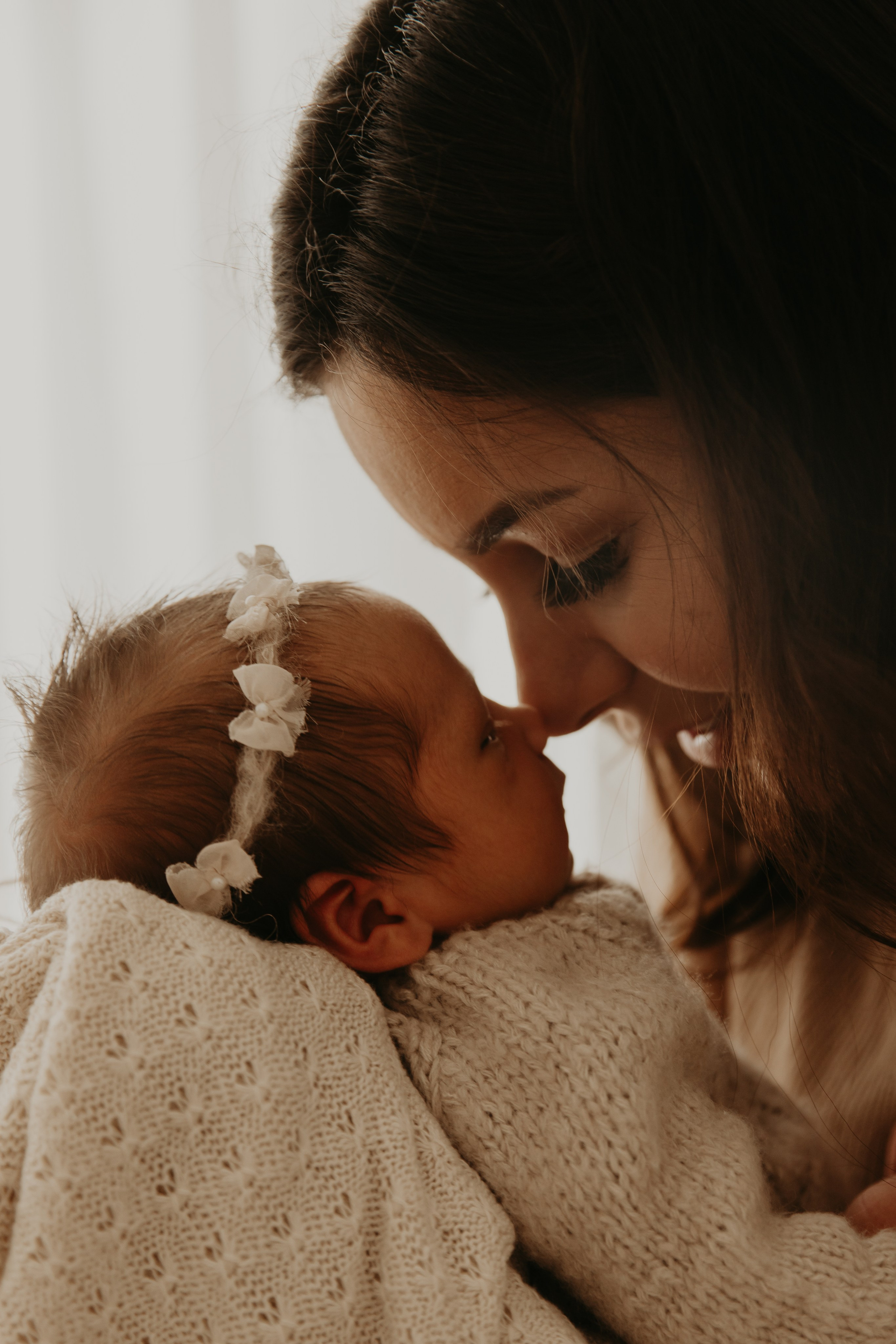 conexão entre mãe e recém-nascido em ensaio newborn afetivo em Sorocaba