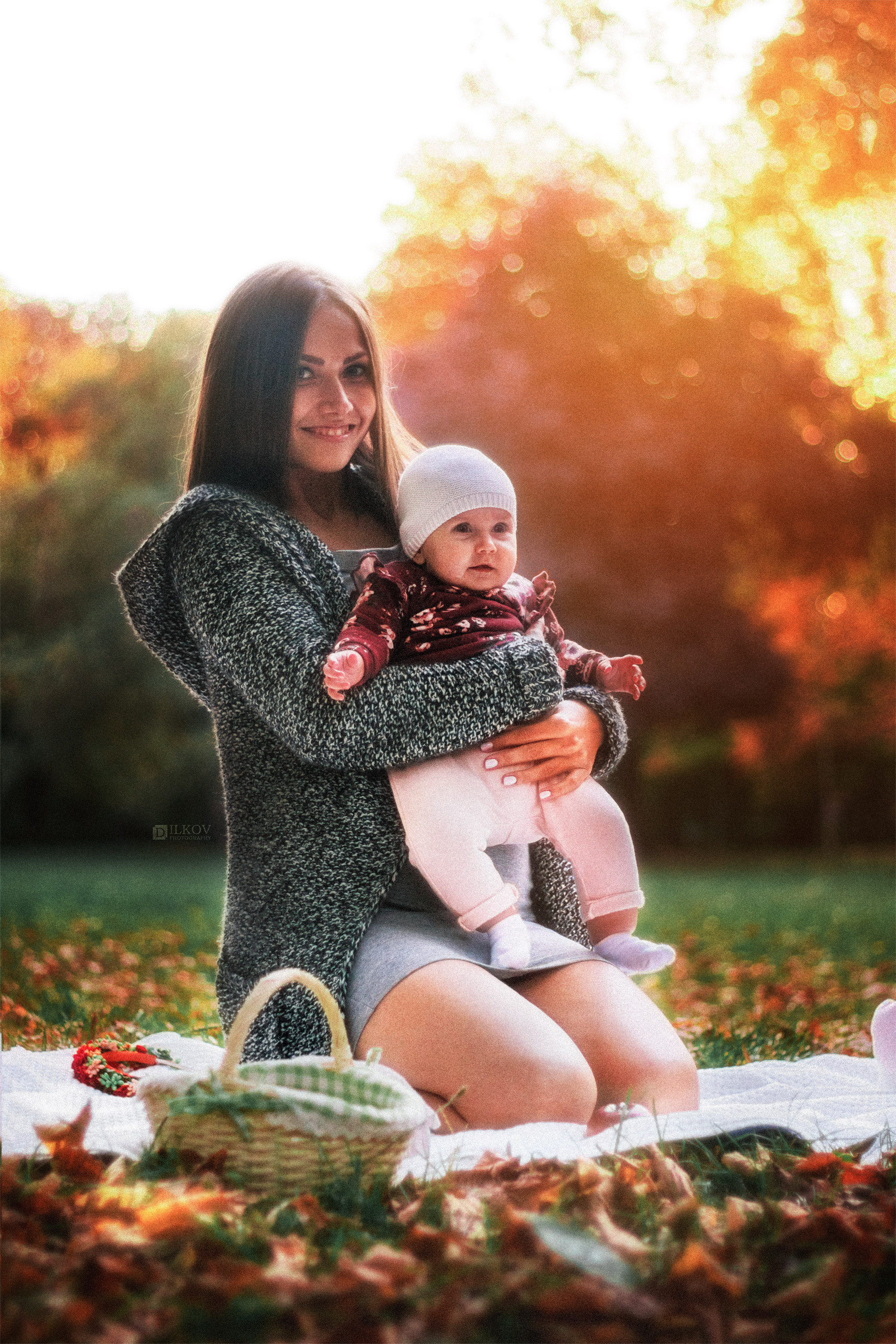 Mother and daughter sitting in the park outdoor photo session, Dimitri Ilkov photography, Edmonton