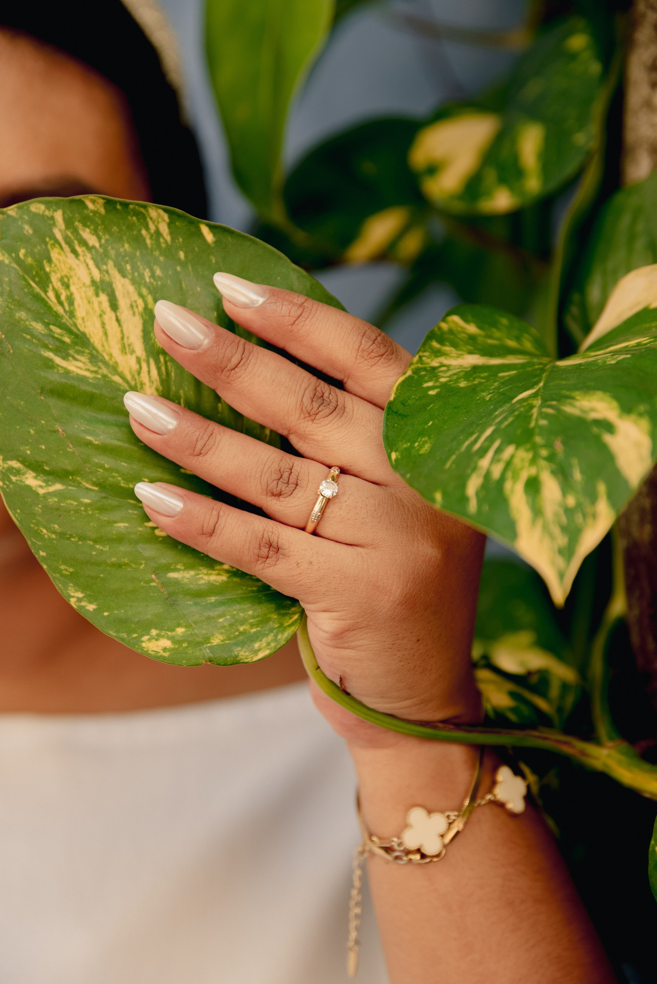 Pareja tomada de la mano en Cartagena – Fotografía de preboda y bodas que celebra el amor y la complicidad, en los rincones más icónicos y románticos de la ciudad.