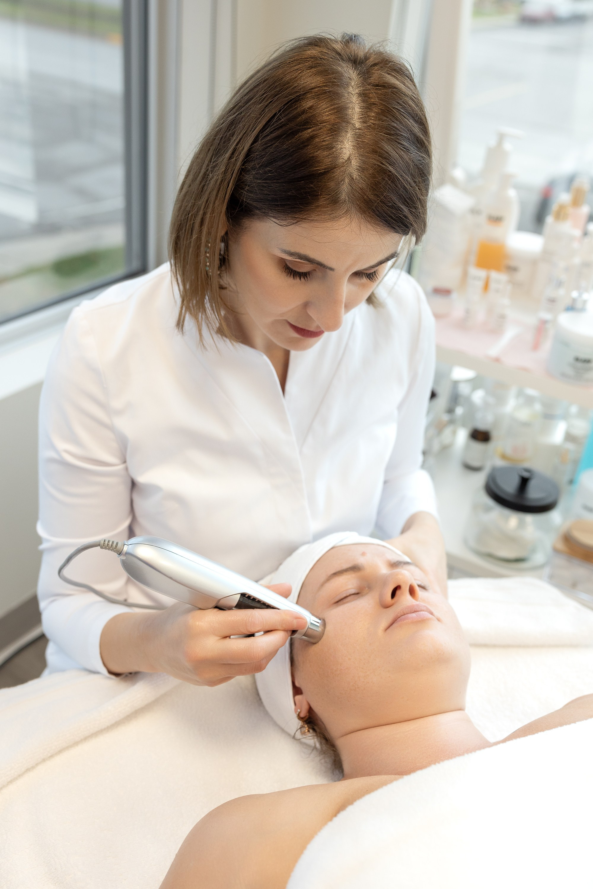 Violeta Sili, Esthéticienne/Beautician. Je suis photographe portraitiste et je réalise des portraits à toutes les étapes de votre vie! Bienvenue dans mon studio à Westmount, Qc