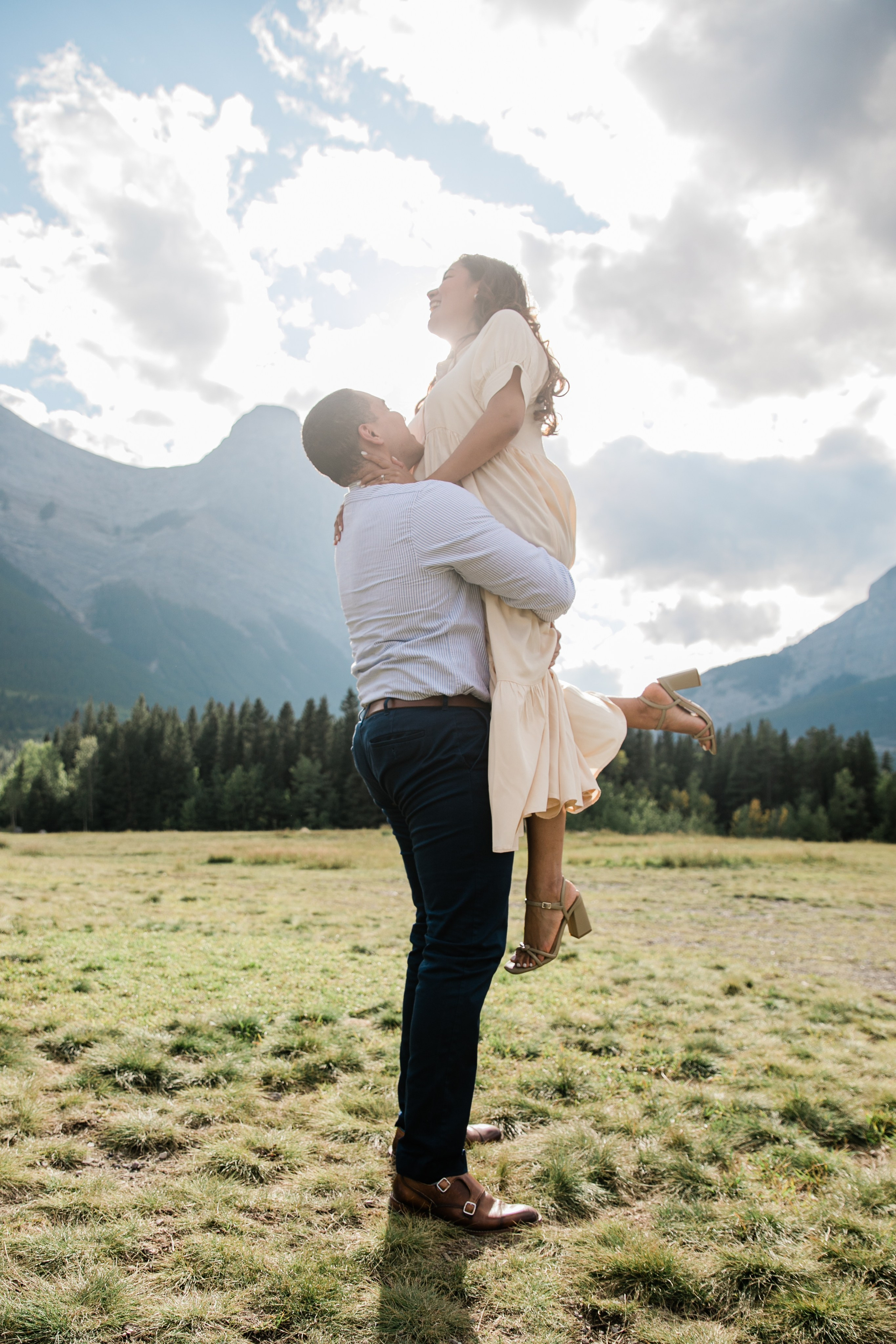 Pierina & Thomas — Canmore Engagement. Fotografía accesible en Calgary