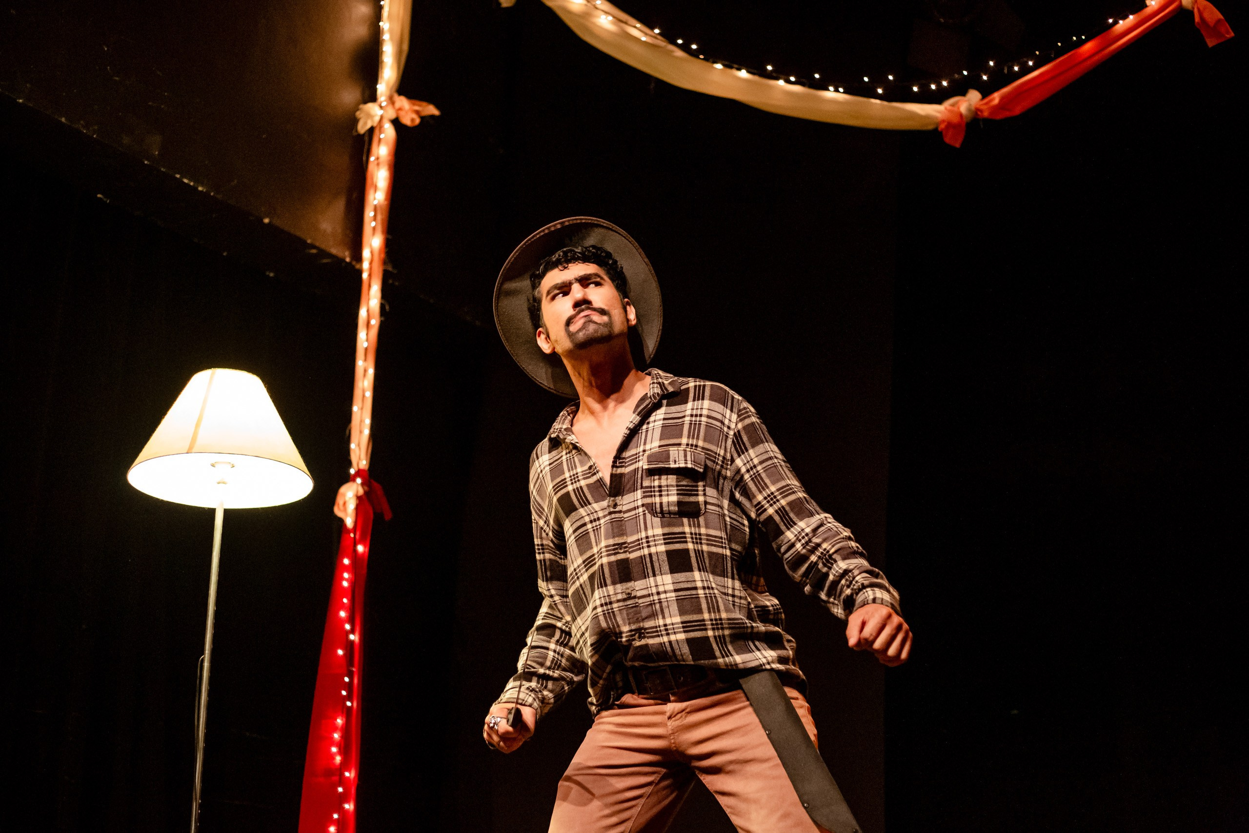 Fotografia de espetáculo teatral Auto da Compadecida do grupo de teatro Anchieta Arte Cênica