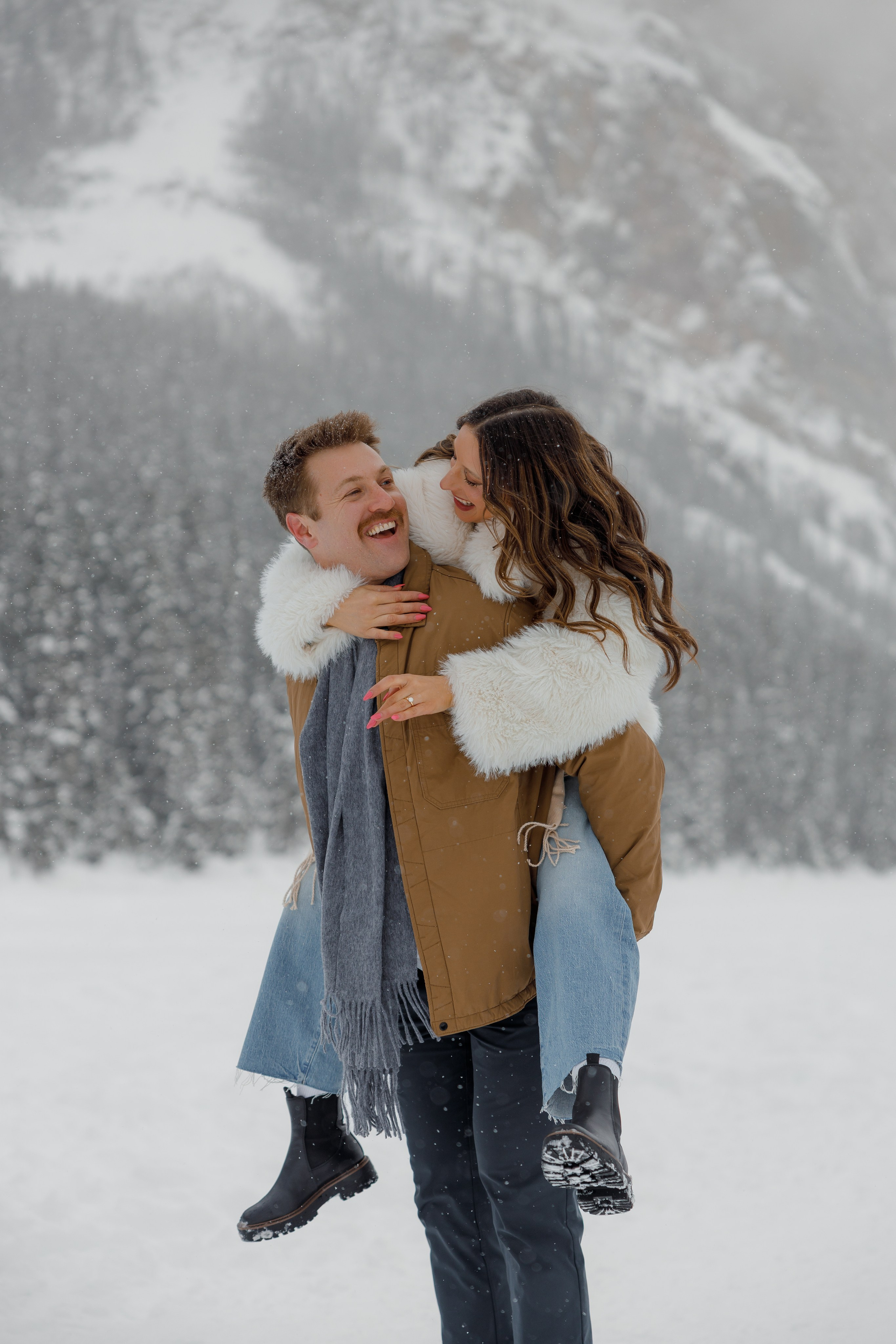 Lake Louise engagement session. Photographer Elvira Hryshchenko