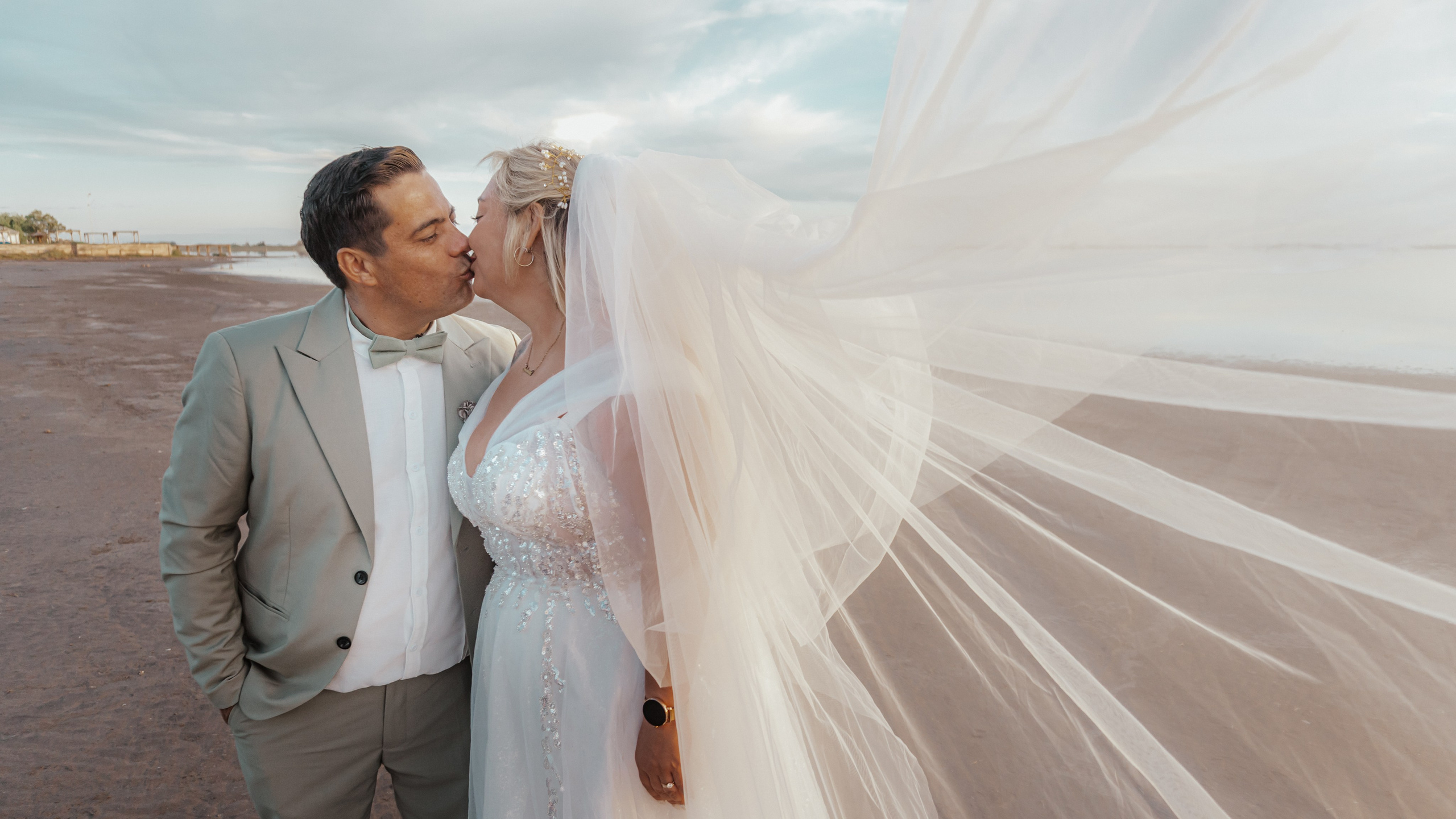 sesion-trash-the-dress-novios-atardecer