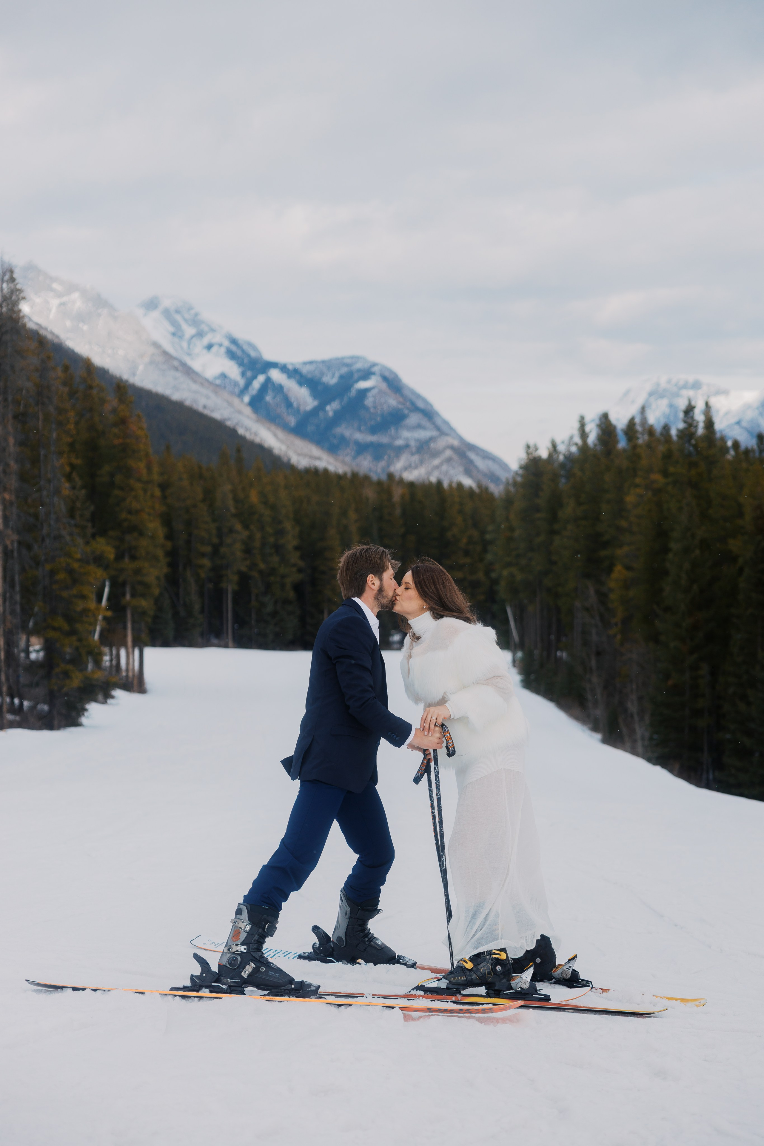 Ski engagement session. Photographer Elvira Hryshchenko