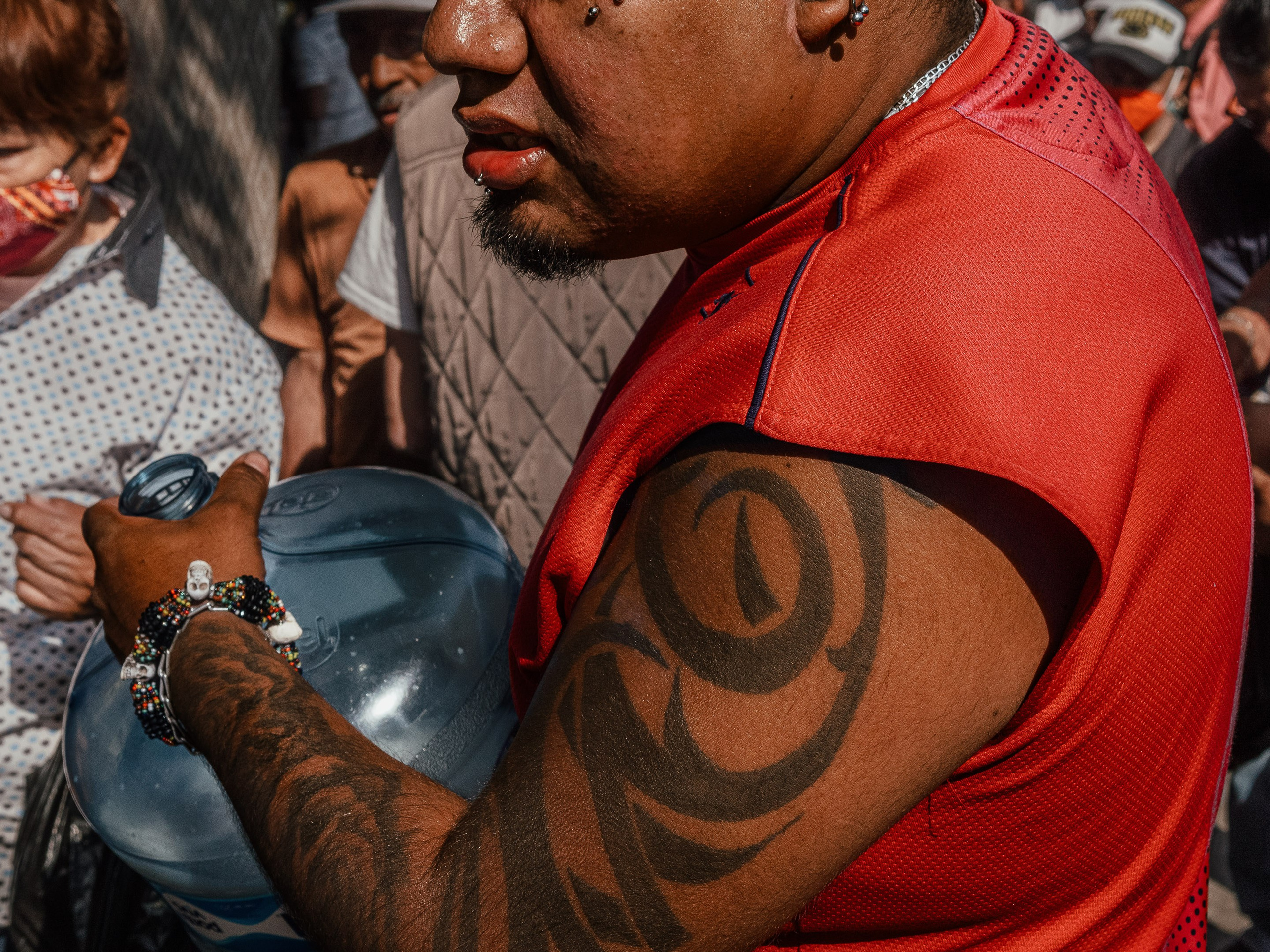 Celebración de San Judas Tadeo en la Iglesia de San Hipólito y San Casiano, Hidalgo, CDMX, México. Federico Borobio, fotografía callejera y documental.