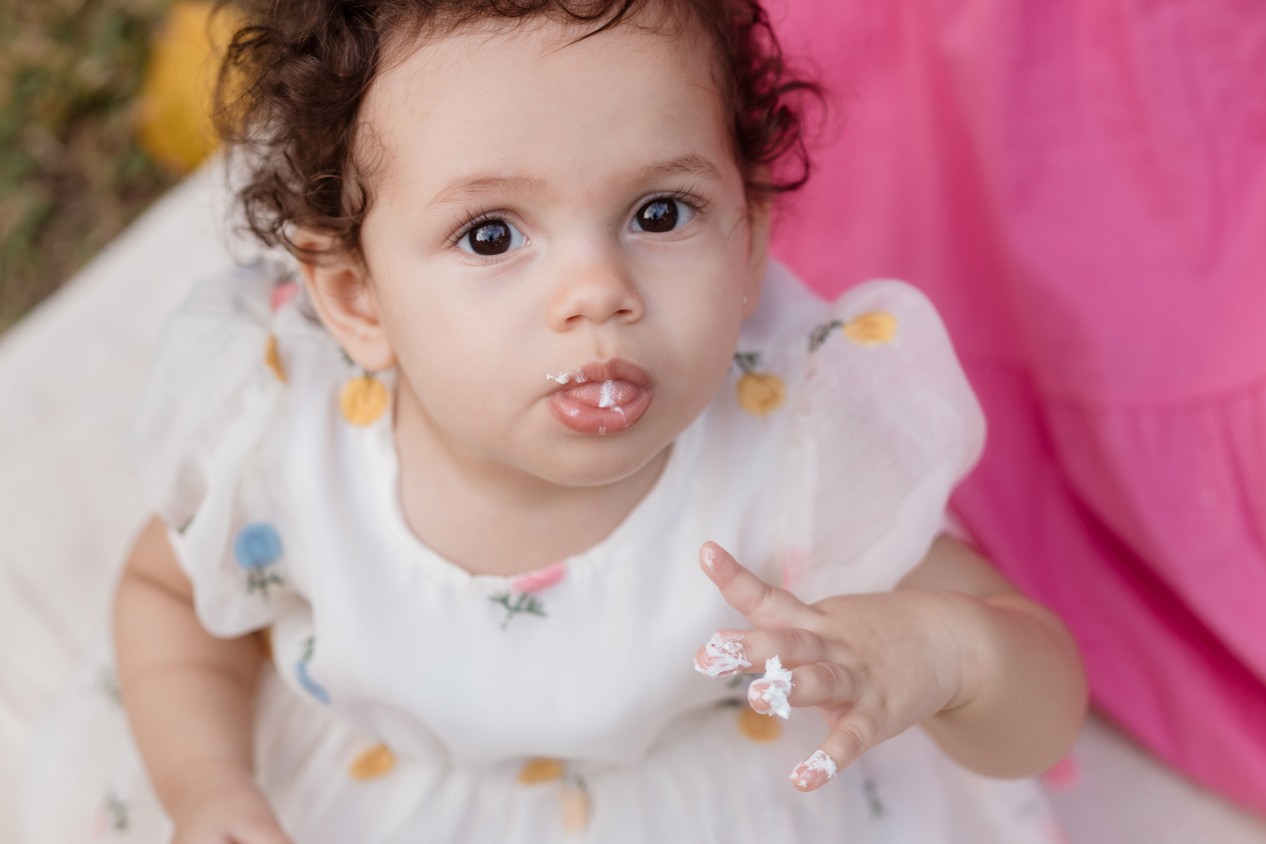 Ensaio de aniversário infantil com bolinho no parque