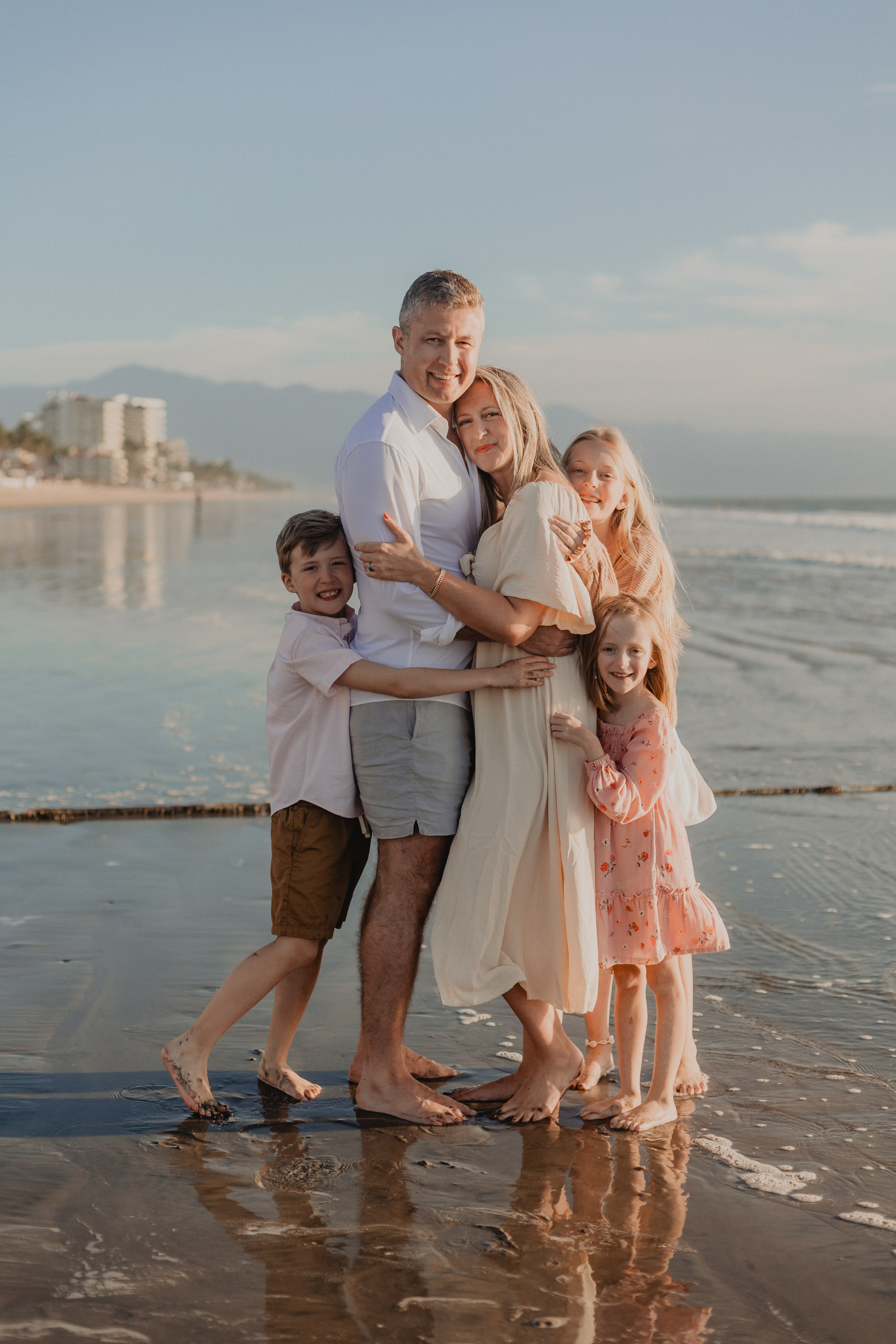 Laughter, Sand, and Sea: A Family Session in Nuevo Vallarta. Fotógrafo de Bodas en Puerto Vallarta y Riviera Nayarit | VL photo & film