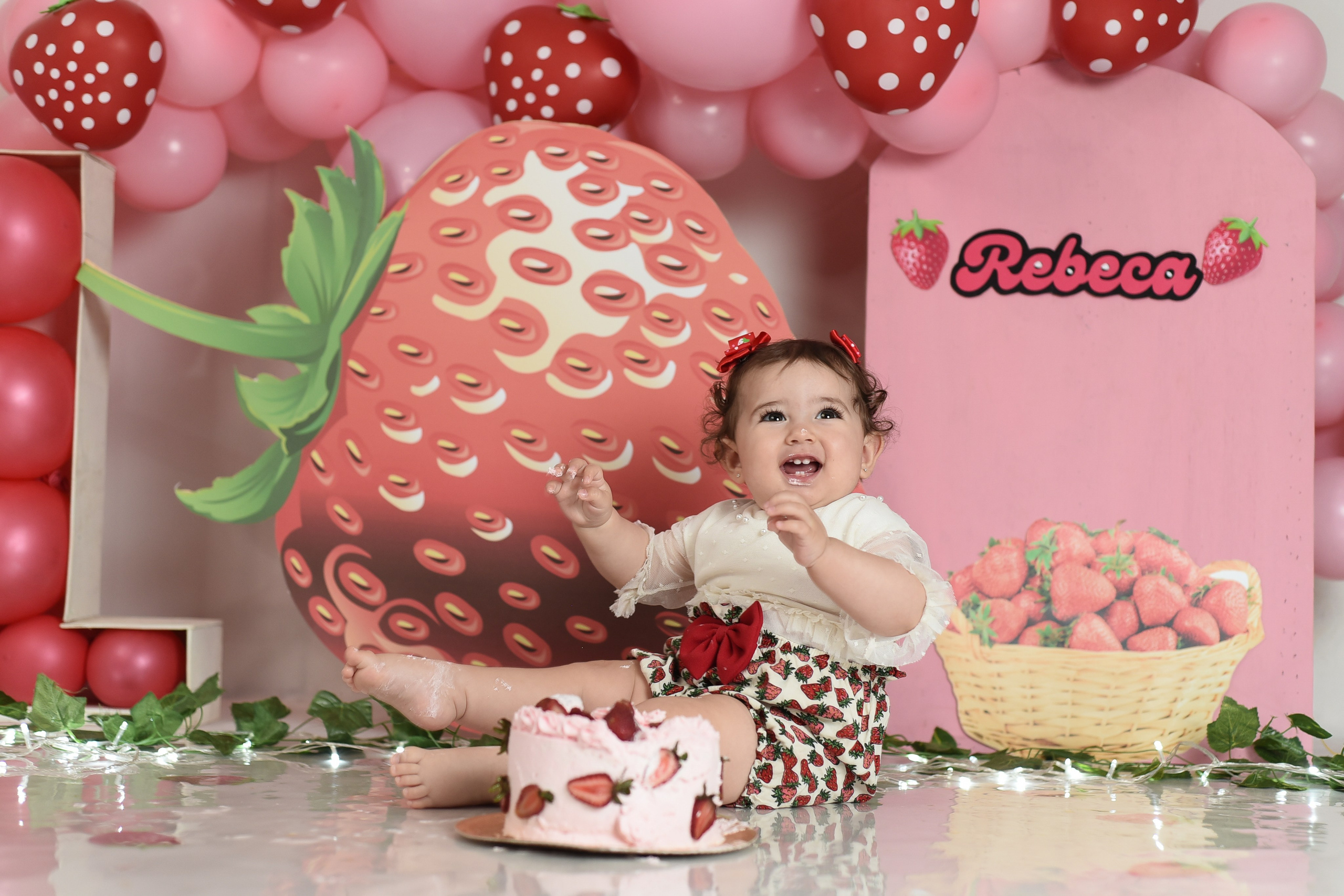 Sesión 1er año de Rebeca. Temática: Frutillita + Mini Sesión Navideña. Fotografo de casamiento en misiones y fotógrafo de familia  Posadas