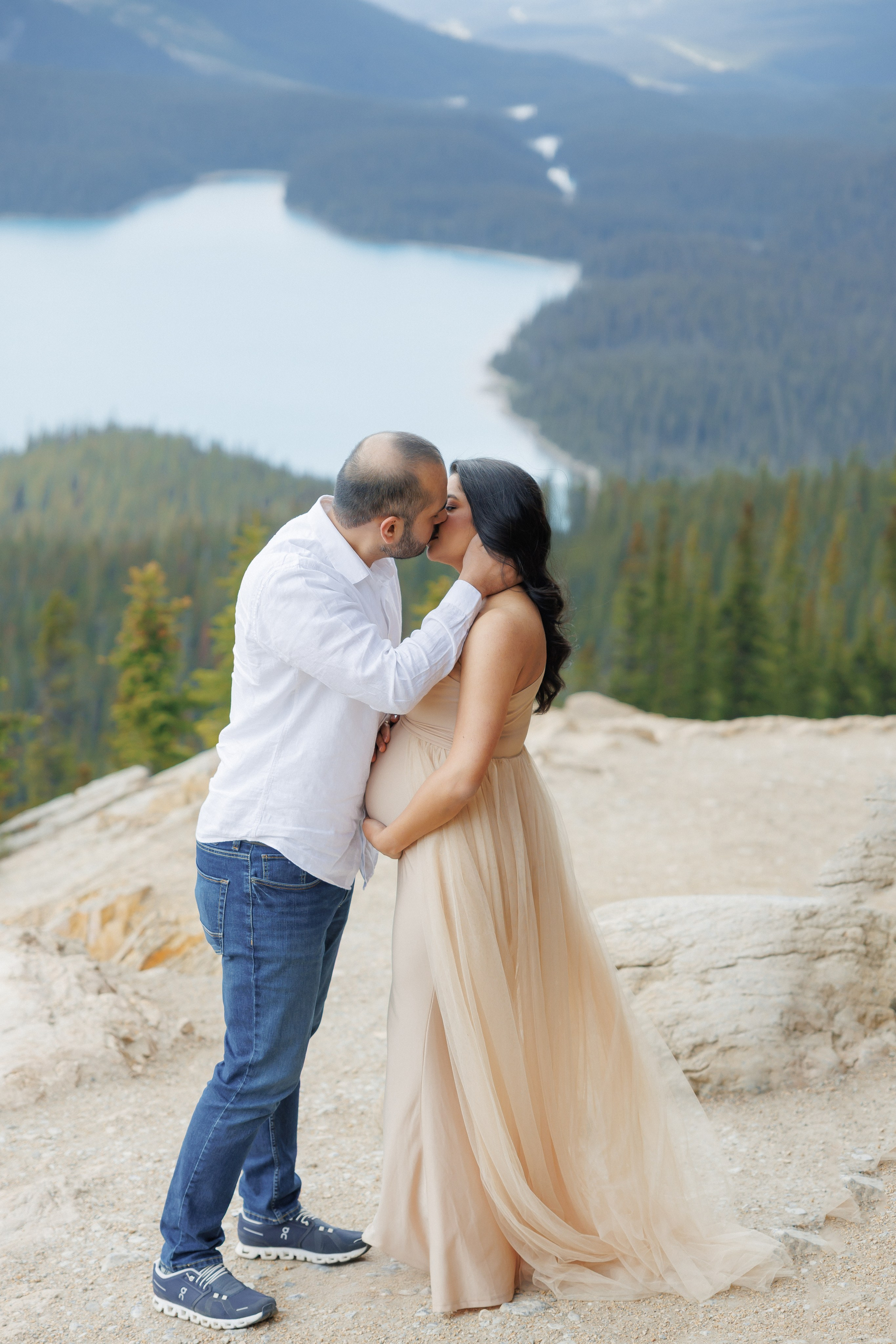 Mountain maternity shoot. Photographer Elvira Hryshchenko