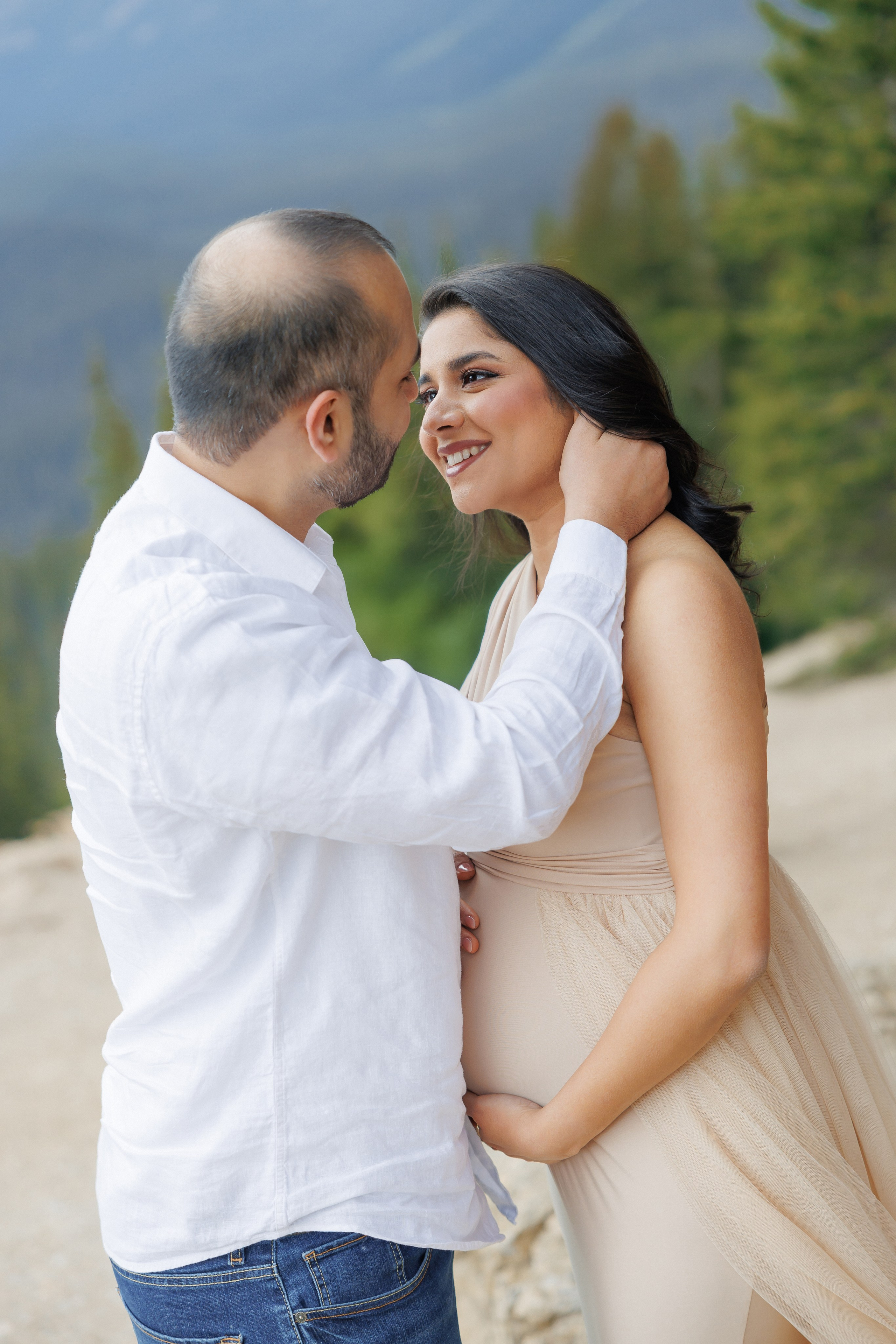 Mountain maternity shoot. Photographer Elvira Hryshchenko