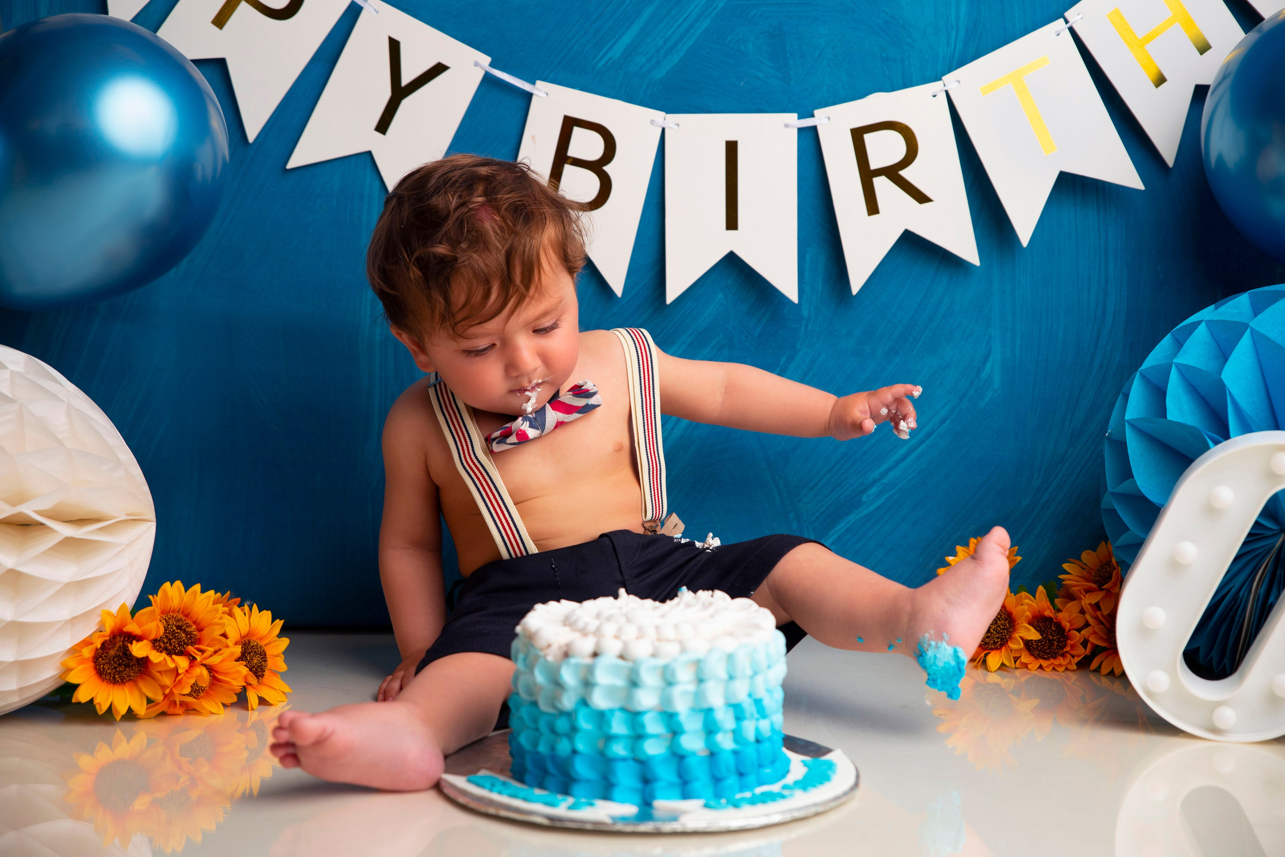 Cake Smash. Lifestyle and Family Photographer Faryal Saeed