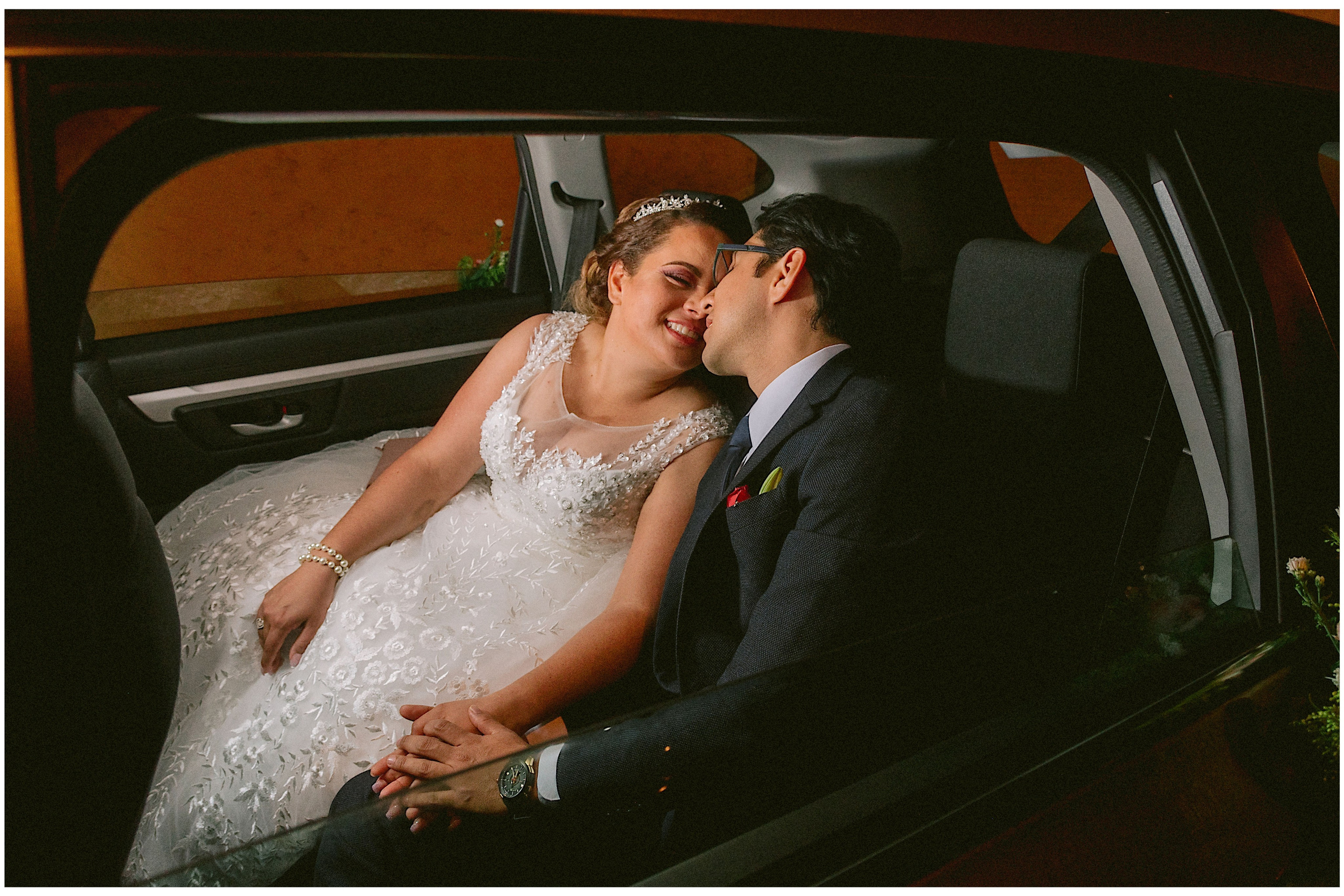 Novios en momento íntimo durante boda — Carlos RaGo Fotografía