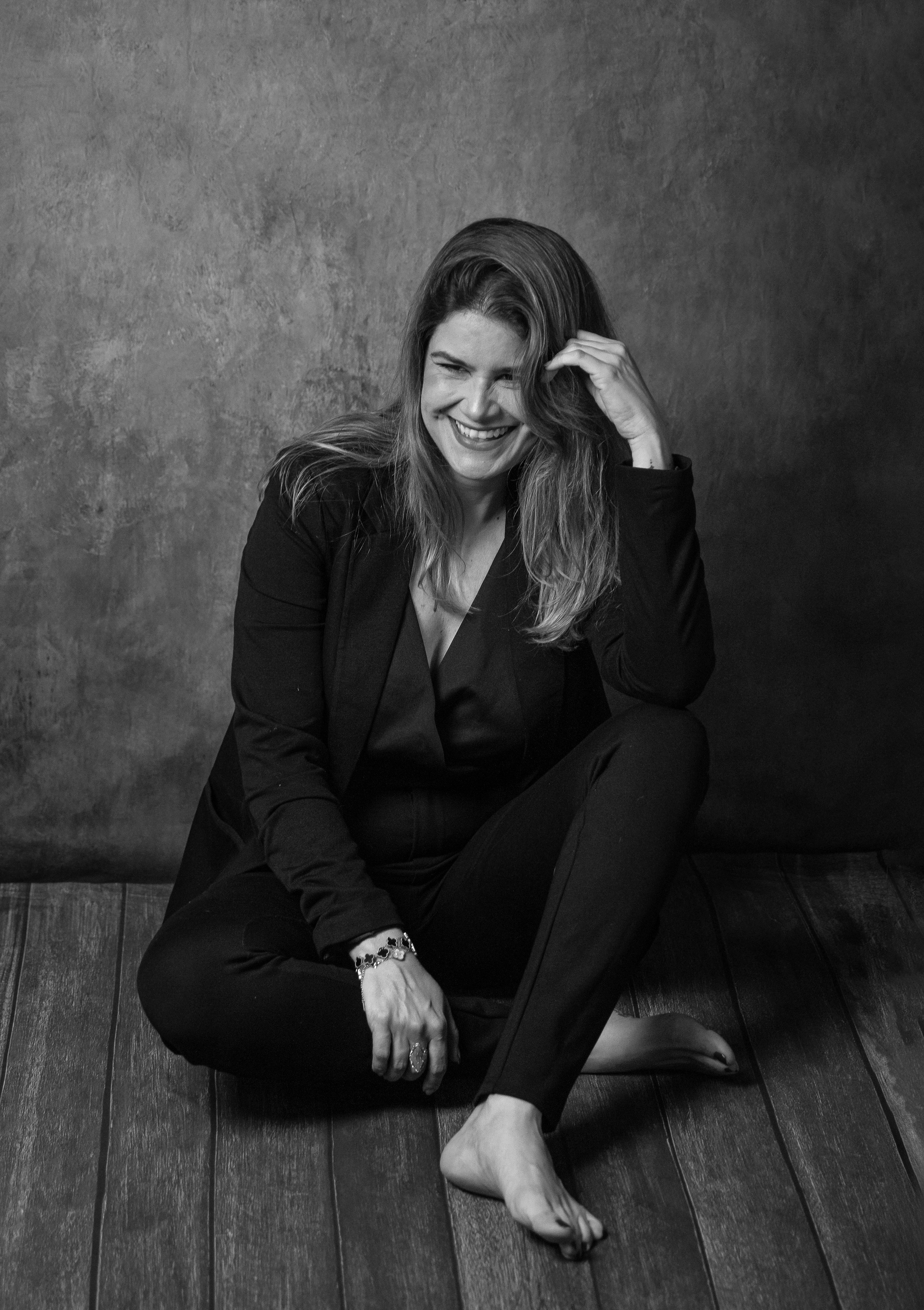 Fotografia pessoal em estúdio em São Paulo para quem deseja se enxergar de uma nova forma. Retratos femininos que valorizam autoestima, personalidade e autenticidade.