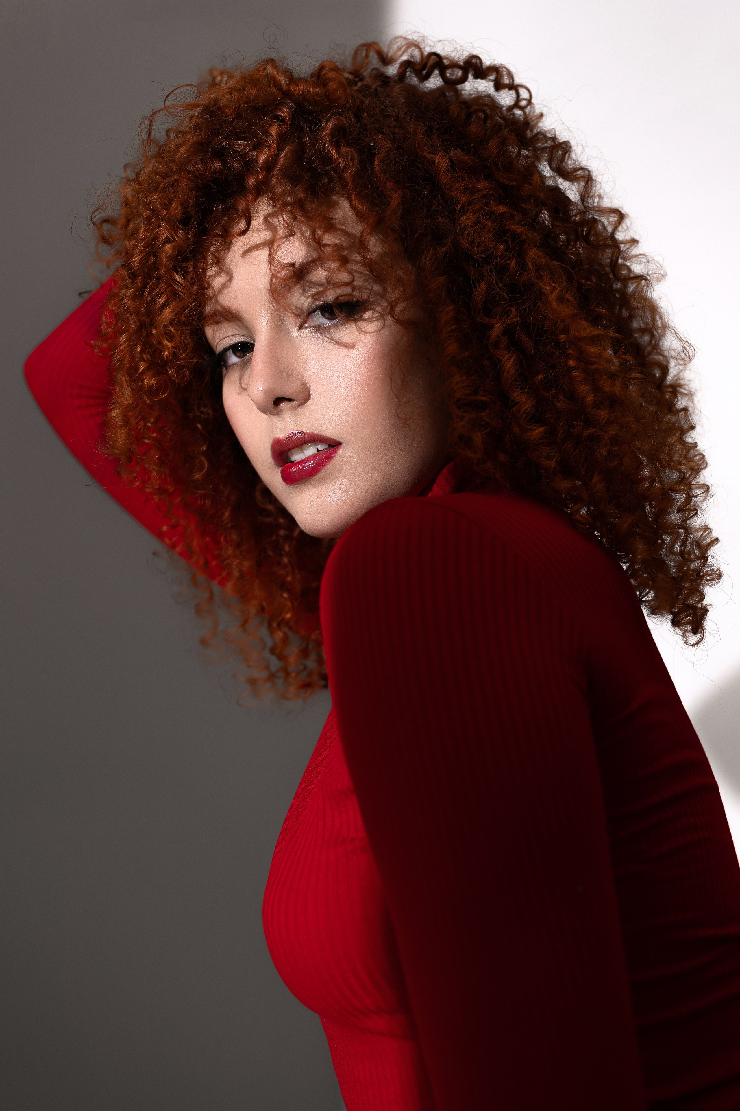 Fotografia pessoal em estúdio em São Paulo para quem deseja se enxergar de uma nova forma. Retratos femininos que valorizam autoestima, personalidade e autenticidade.