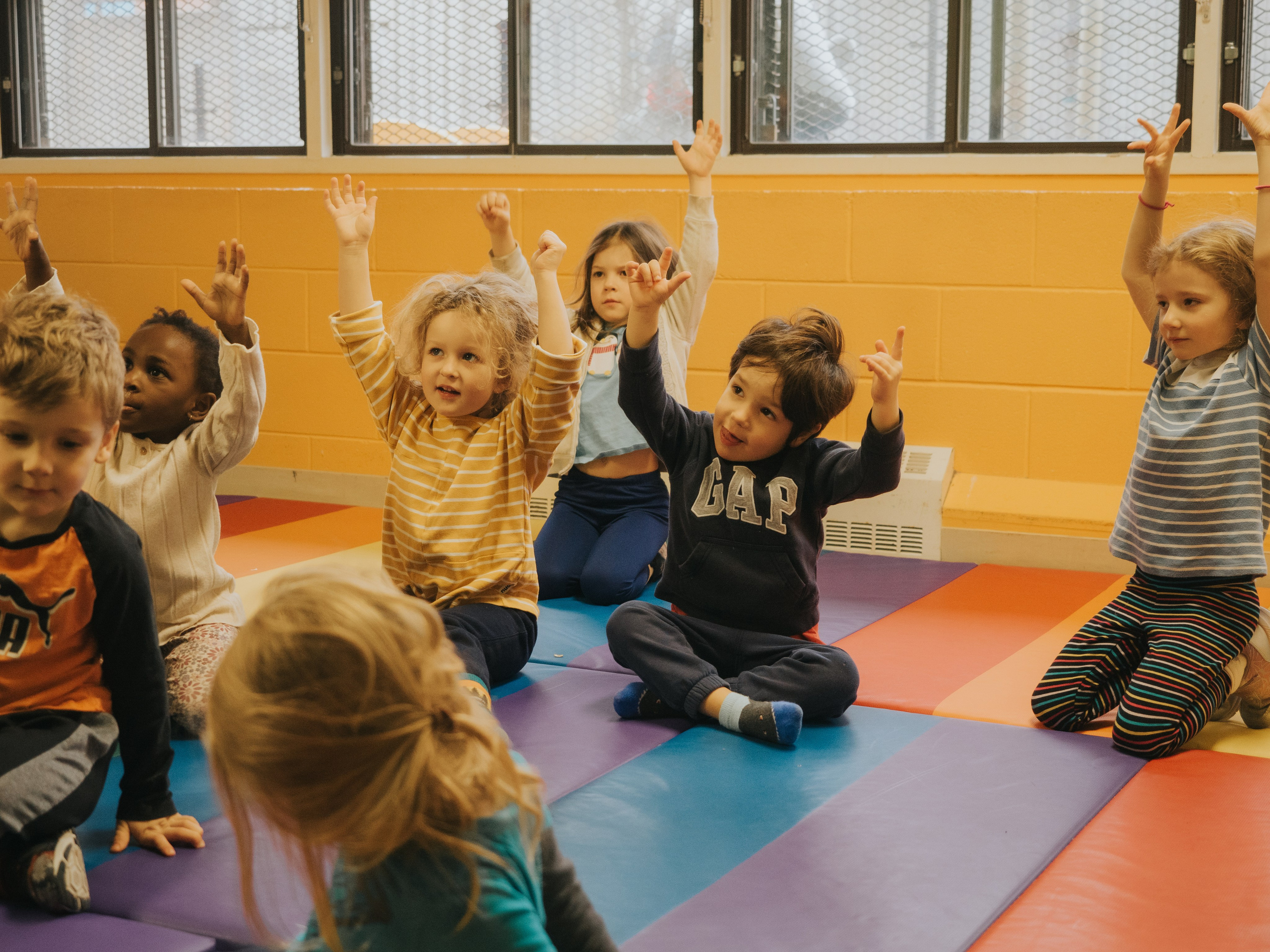 Enfants avec les mains dans les airs.