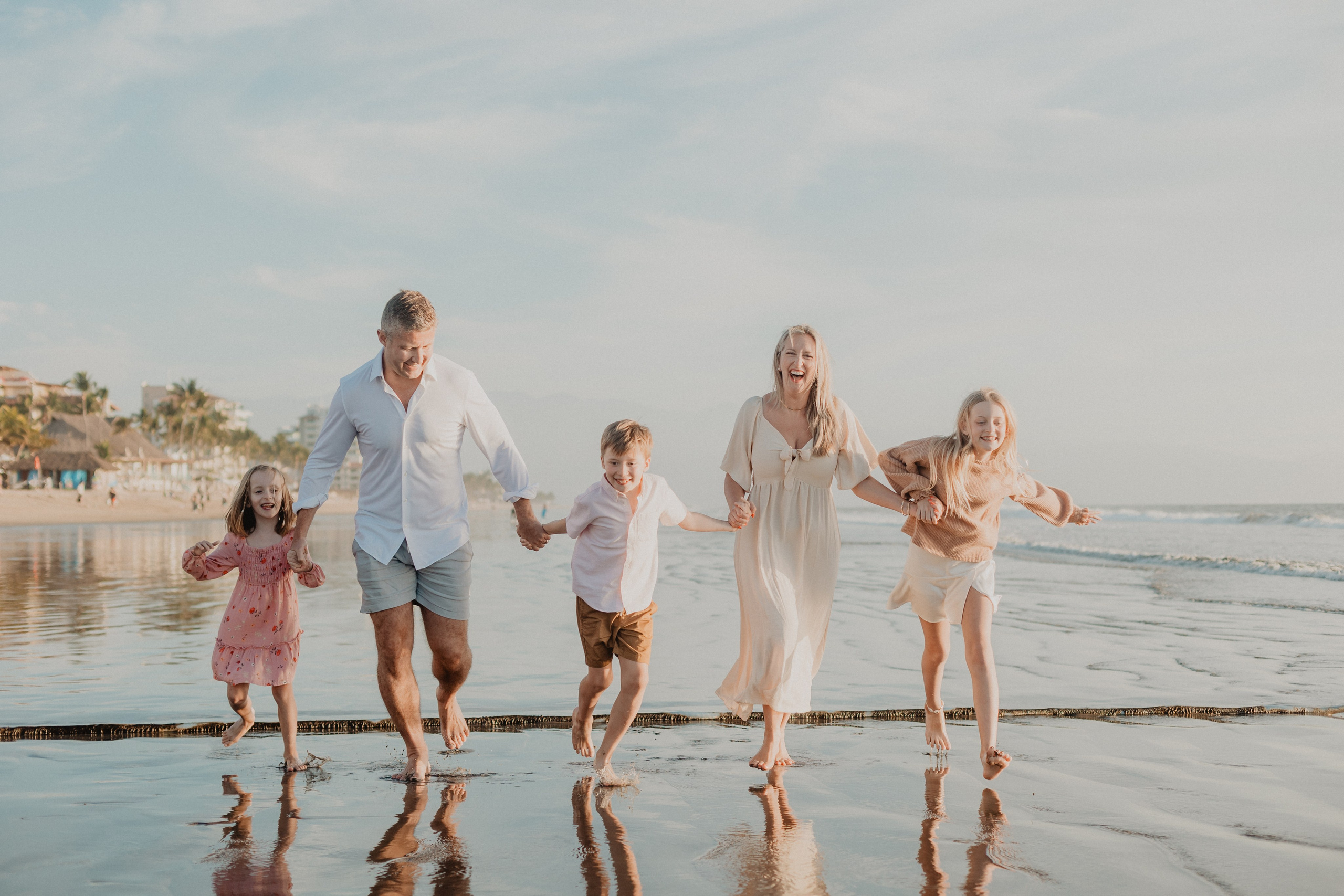 Laughter, Sand, and Sea: A Family Session in Nuevo Vallarta. Fotógrafo de Bodas en Puerto Vallarta y Riviera Nayarit | VL photo & film