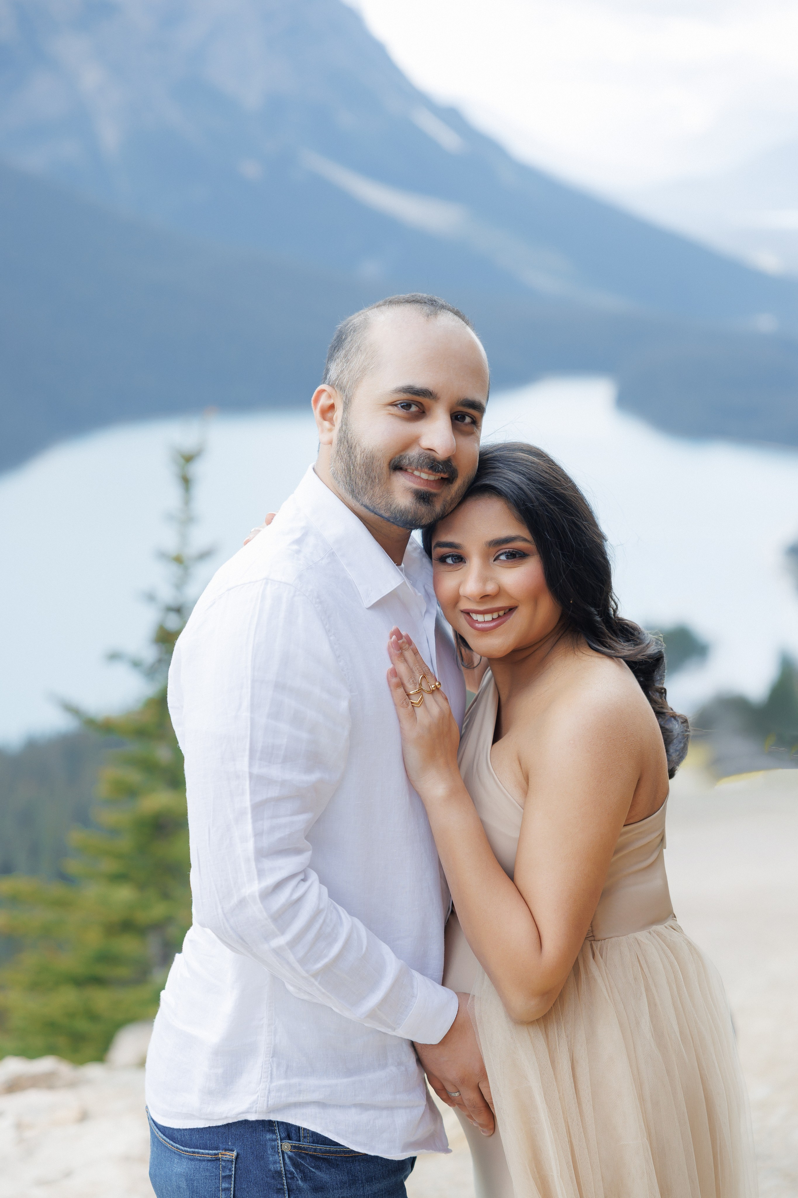 Mountain maternity shoot. Photographer Elvira Hryshchenko