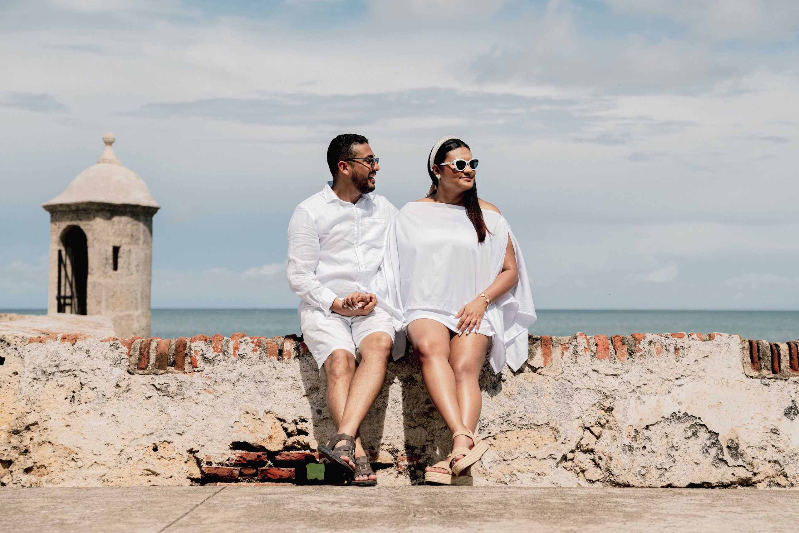 Beso al atardecer sobre las murallas – Fotografía de bodas y preboda, momentos inolvidables en Cartagena.
