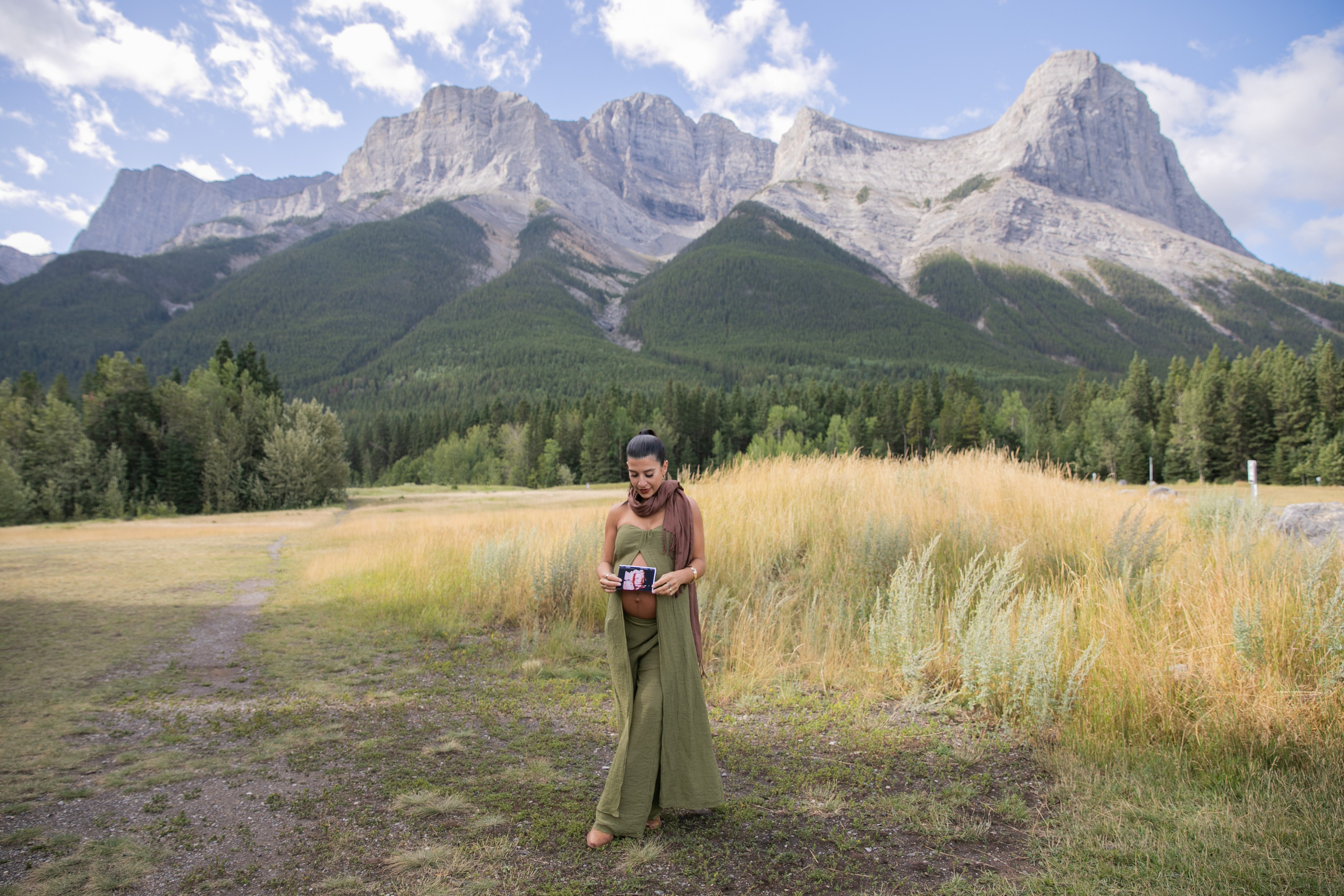 Maternity Photos — Canmore — Daniella. Fotografía accesible en Calgary
