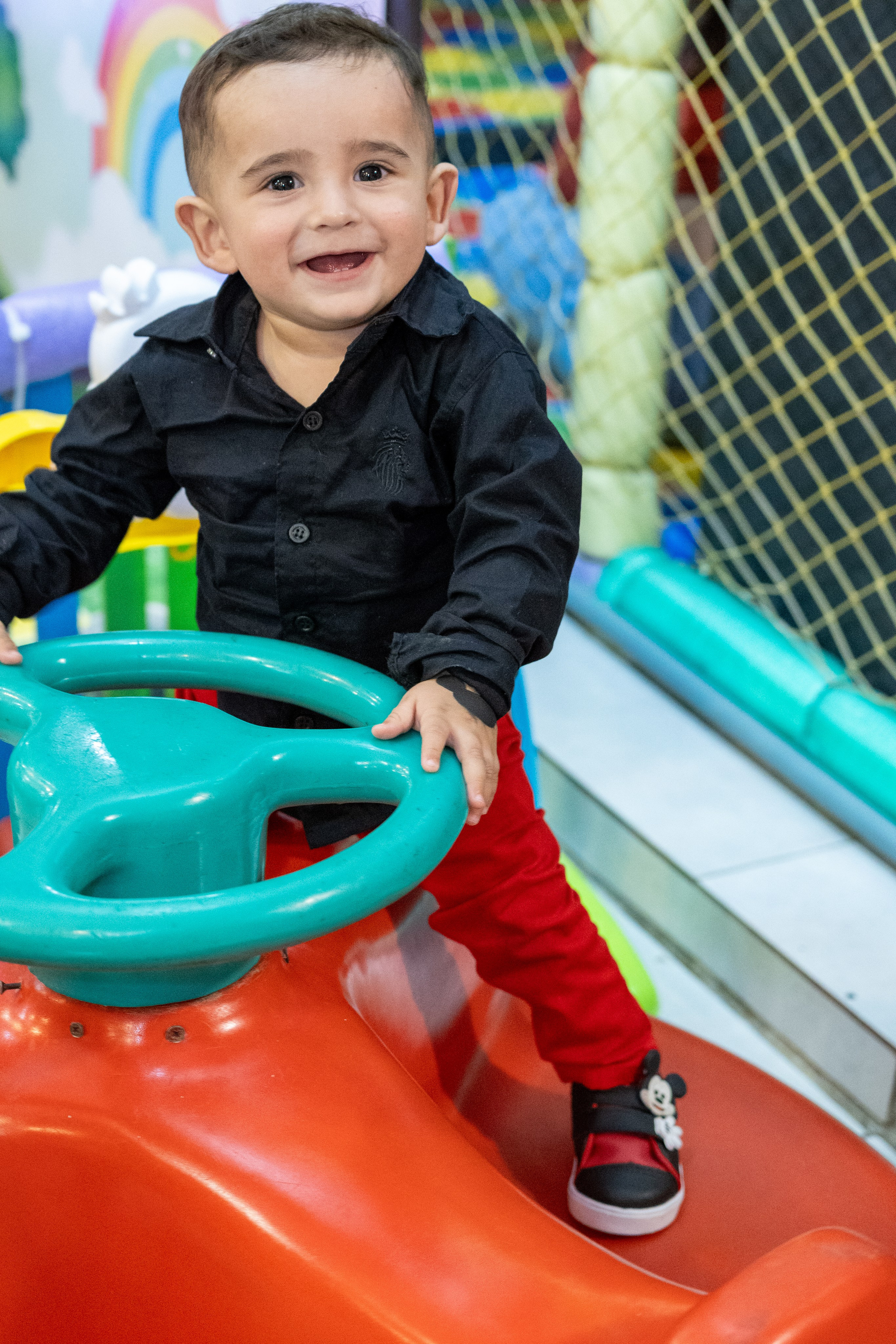 Fotografia de aniversário infantil em Joinville - Criança se divertindo no brinquedo por Lenofotografia