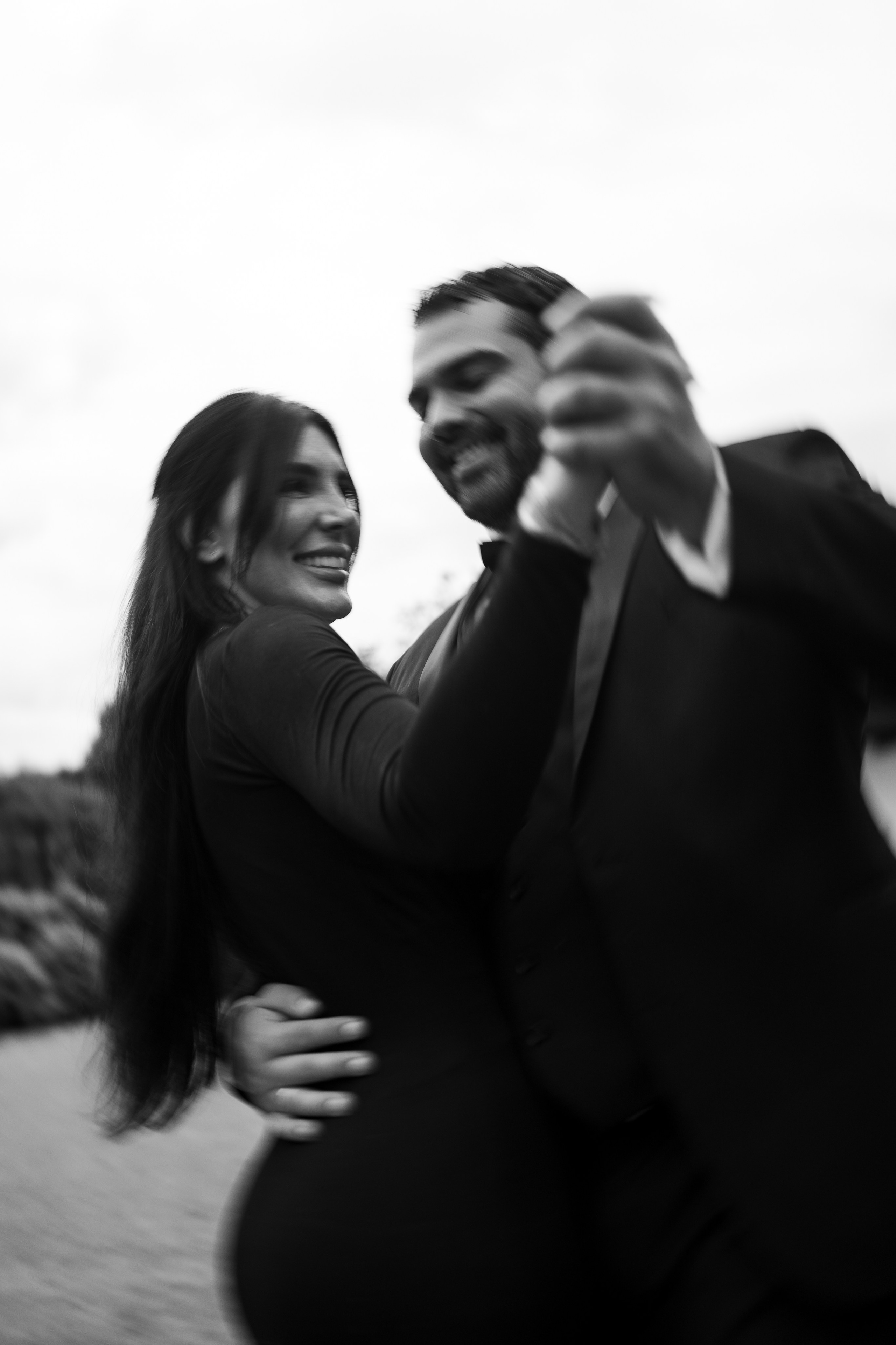 Pré-Wedding Sara e Rafael no Campo em Minas Gerais com Estética Editorial | Edu e Josi Fotografia