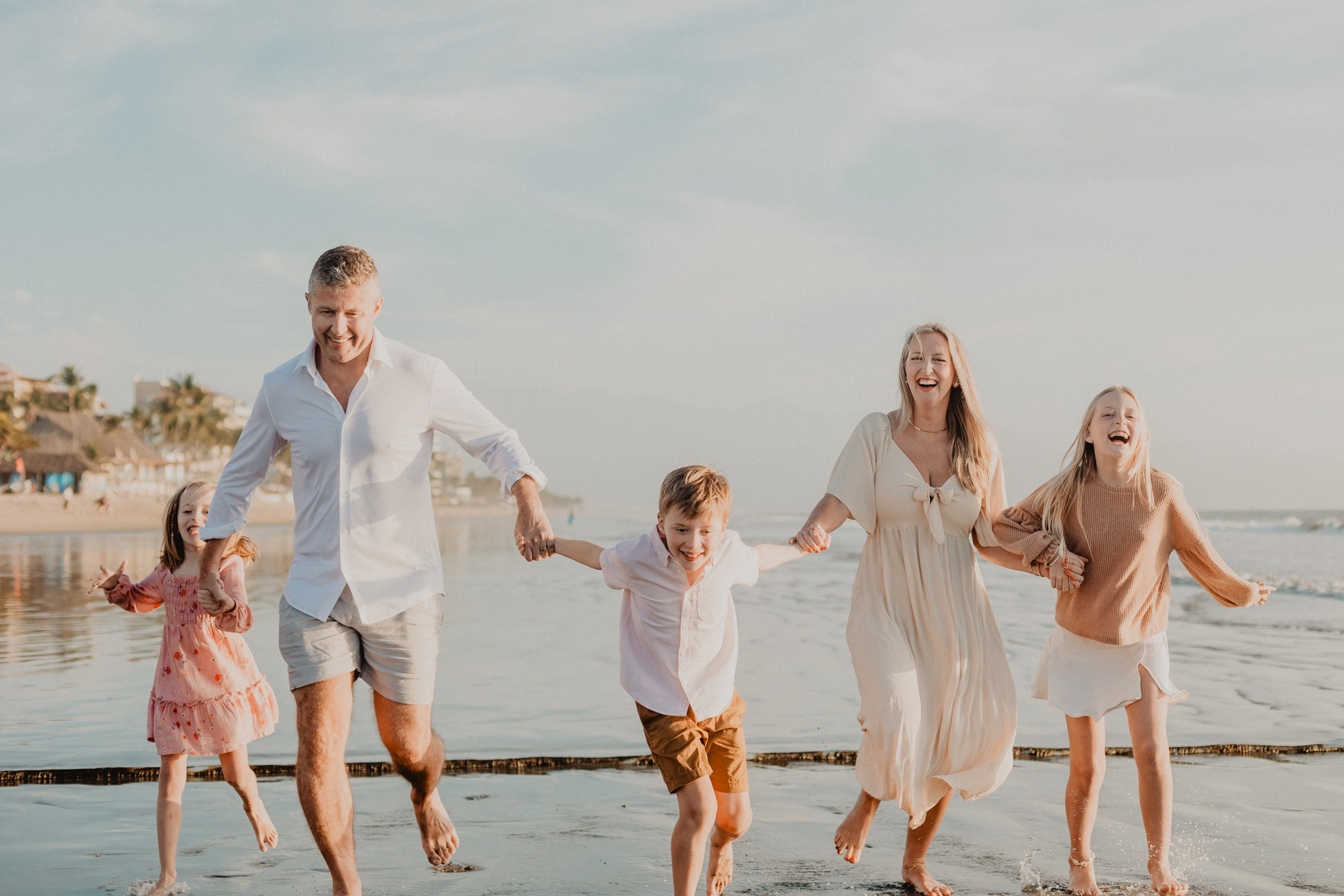 Laughter, Sand, and Sea: A Family Session in Nuevo Vallarta. Fotógrafo de Bodas en Puerto Vallarta y Riviera Nayarit | VL photo & film