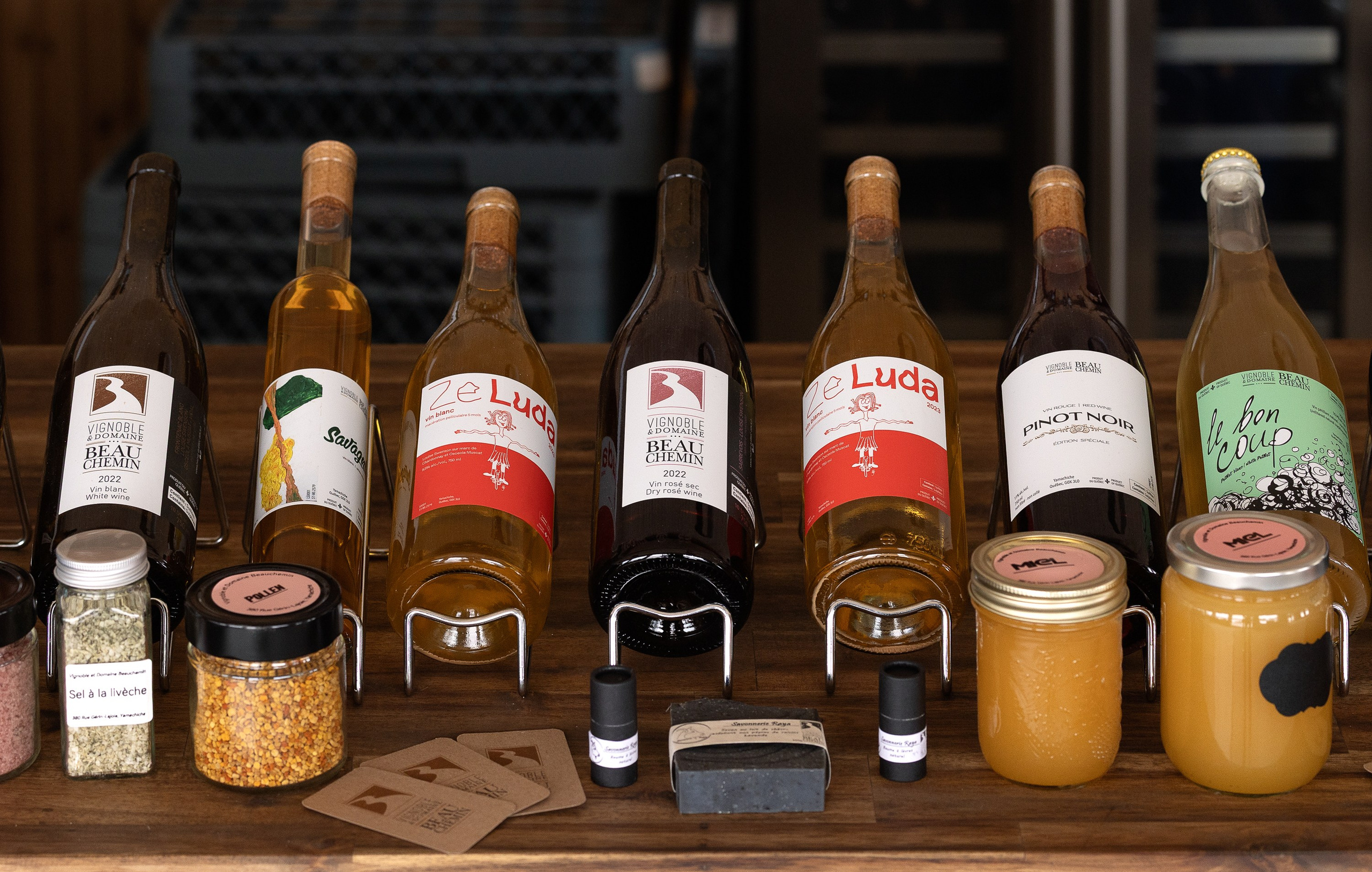 Vignoble et Domaine Beauchemin / Edition January 2025. Je suis photographe portraitiste et je réalise des portraits à toutes les étapes de votre vie! Bienvenue dans mon studio à Westmount, Qc