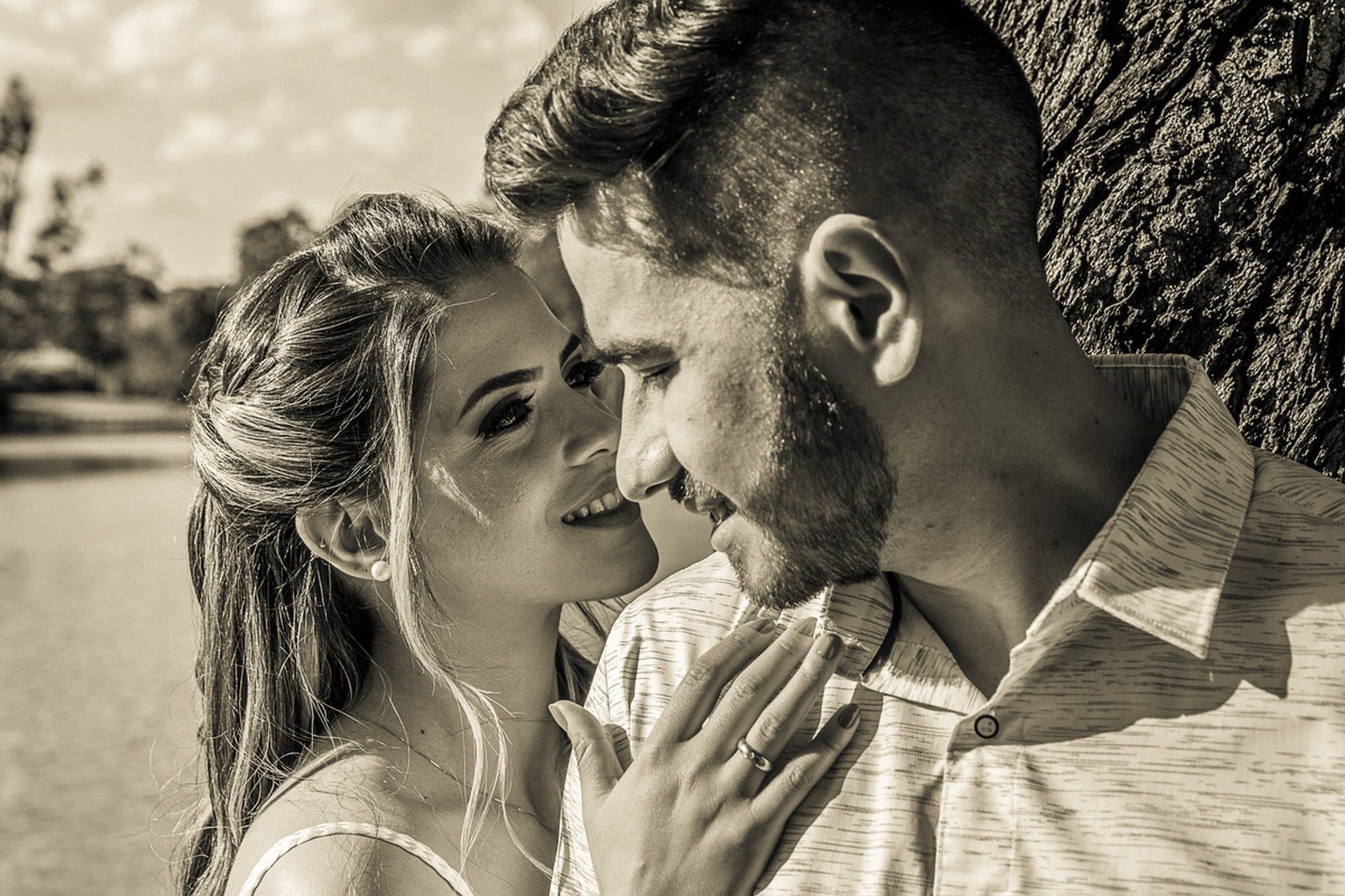 Momento romântico no ensaio pré-wedding em Holambra — Studio Melk