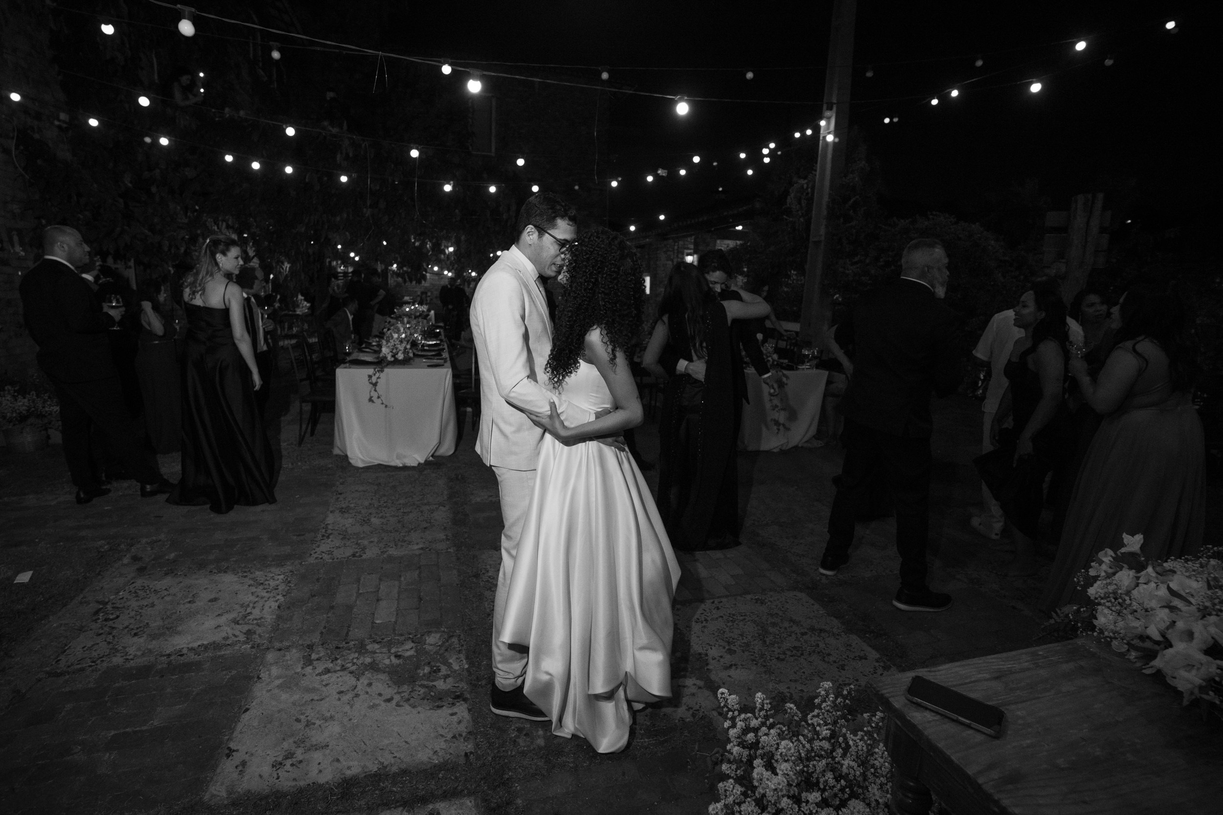 Edu e Josi Fotografia registraram o casamento documental de Elizabeth e João no Vila Rica Pampulha com imagens naturais e emocionantes em Belo Horizonte.