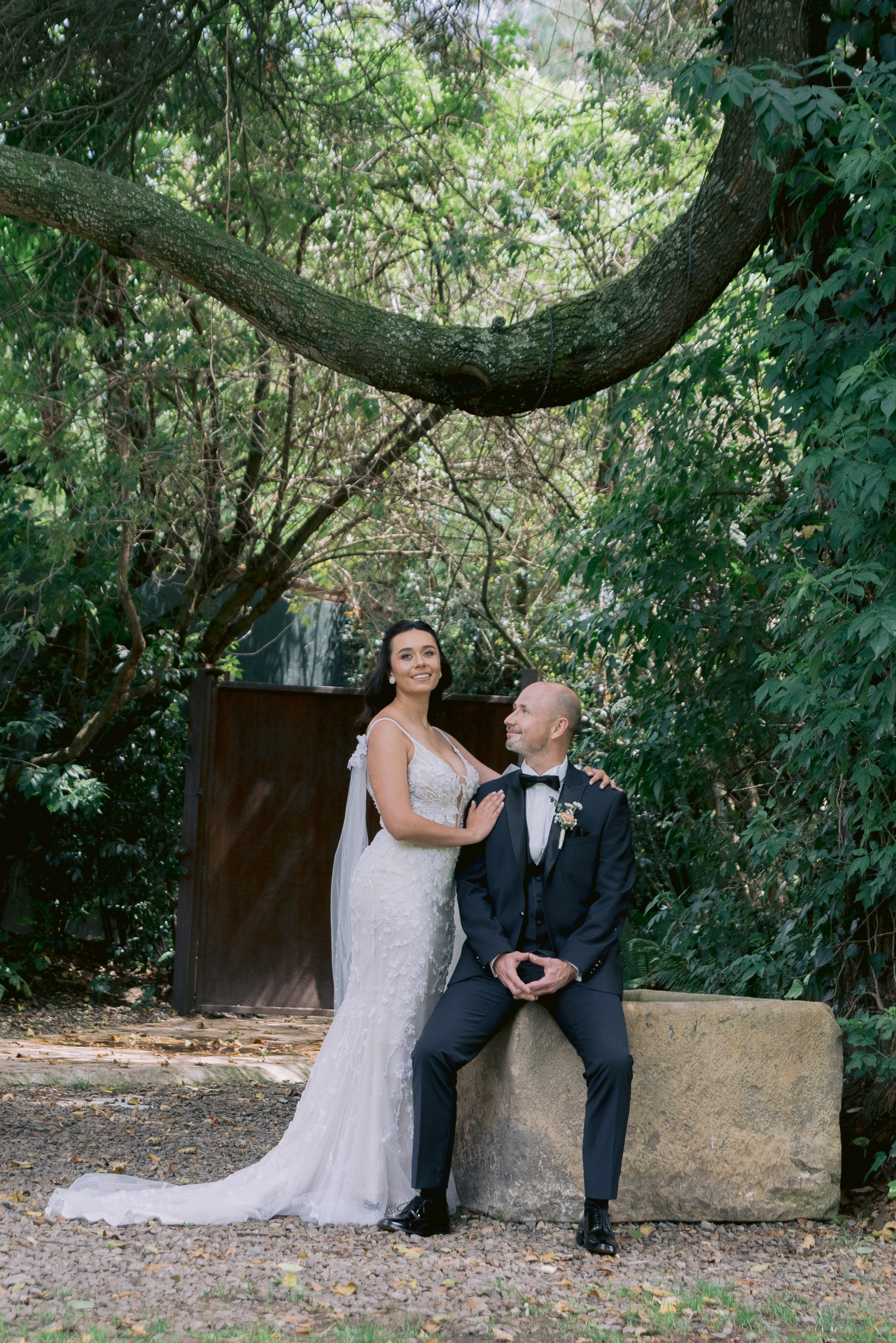 Sesión de pareja con estilo elegante y editorial en la locación Retiro de San Juan, Colombia.
