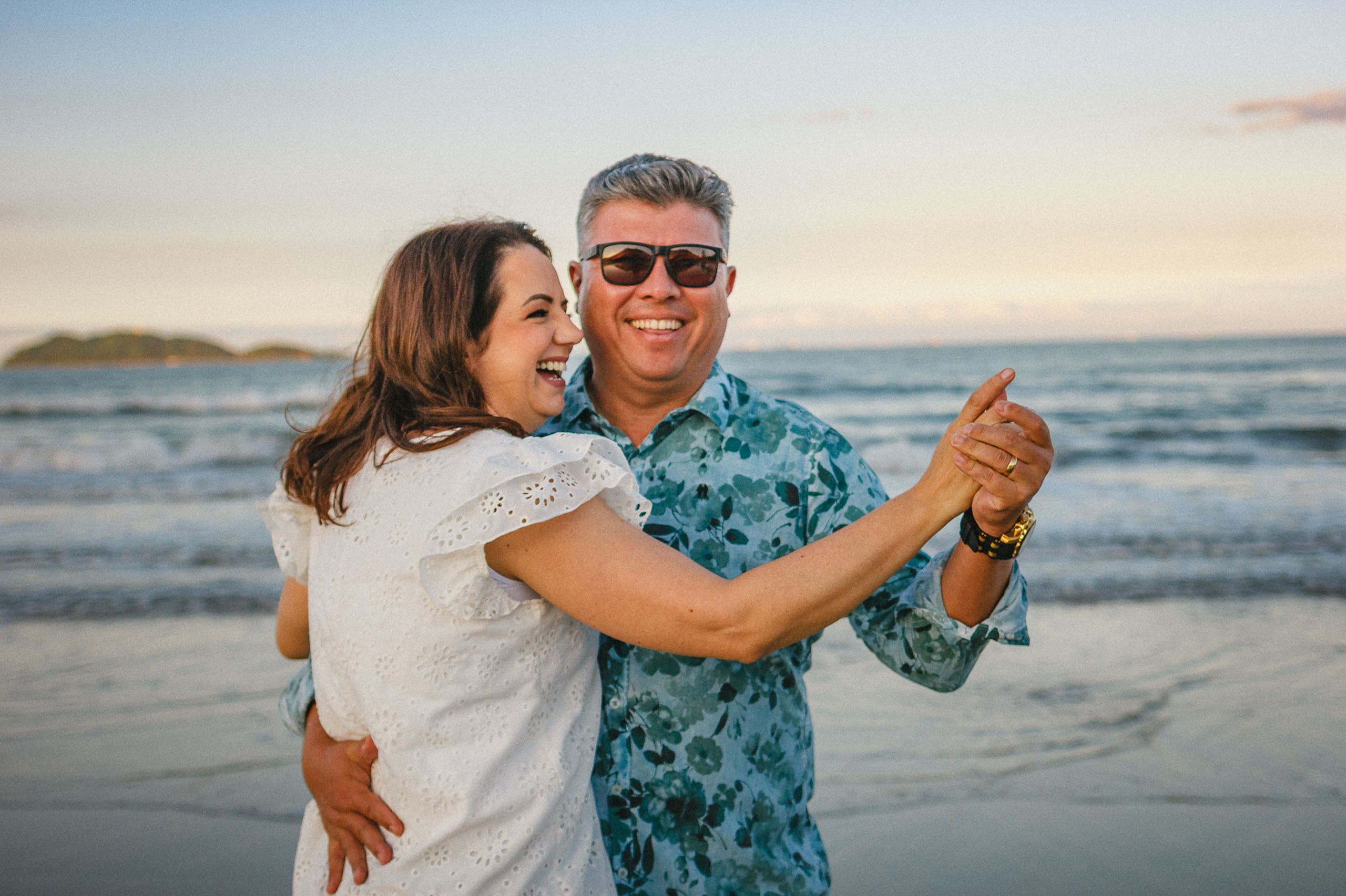 Ensaio fotográfico de casal na praia de São Francisco do Sul ao entardecer