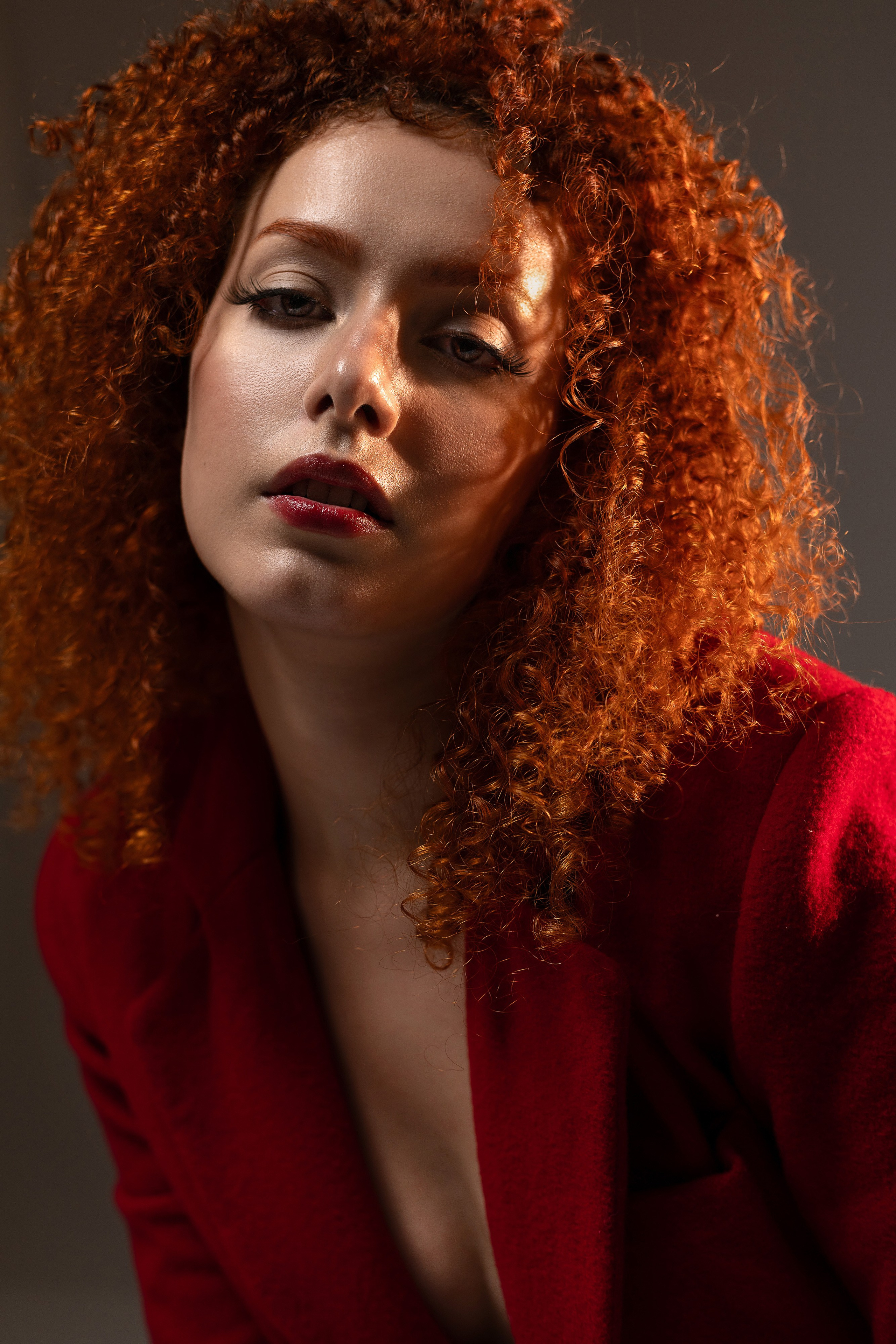 Fotografia pessoal em estúdio em São Paulo para quem deseja se enxergar de uma nova forma. Retratos femininos que valorizam autoestima, personalidade e autenticidade.
