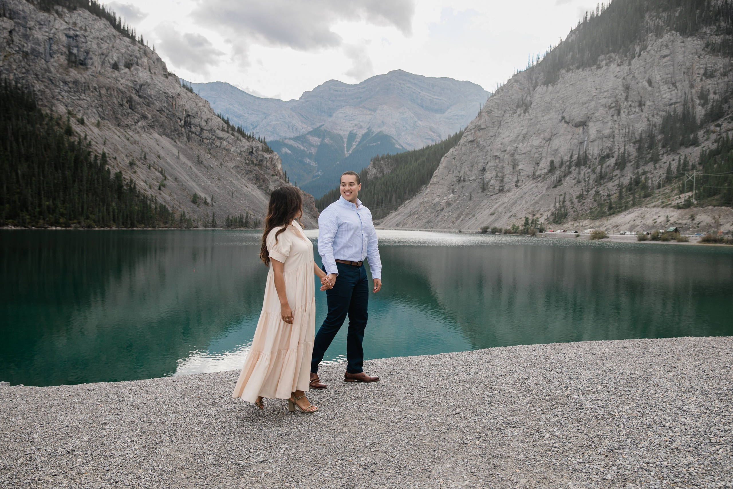 Pierina & Thomas — Canmore Engagement. Fotografía accesible en Calgary