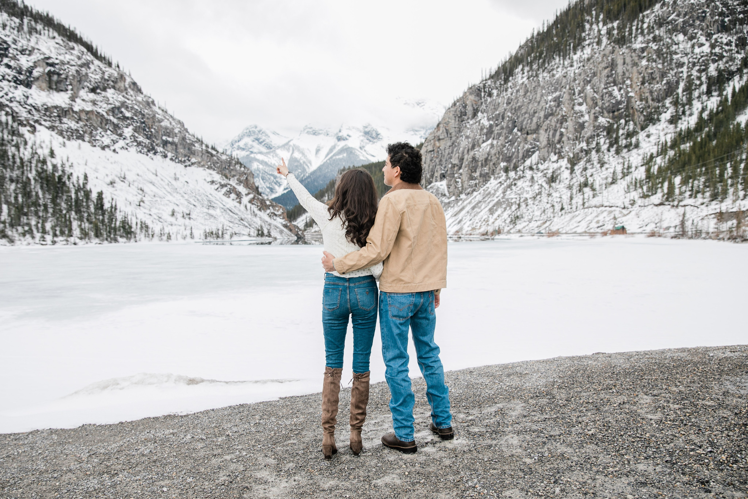 Jorge & Isabel — Canmore. Fotografía accesible en Calgary