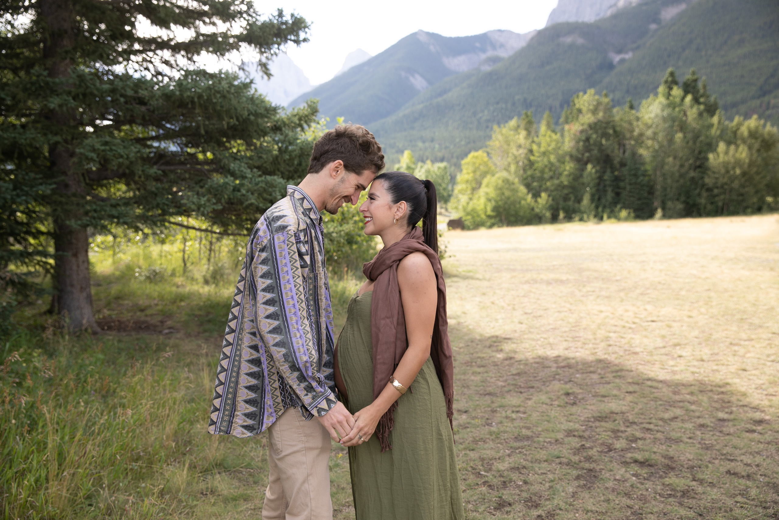 Maternity Photos — Canmore — Daniella. Fotografía accesible en Calgary