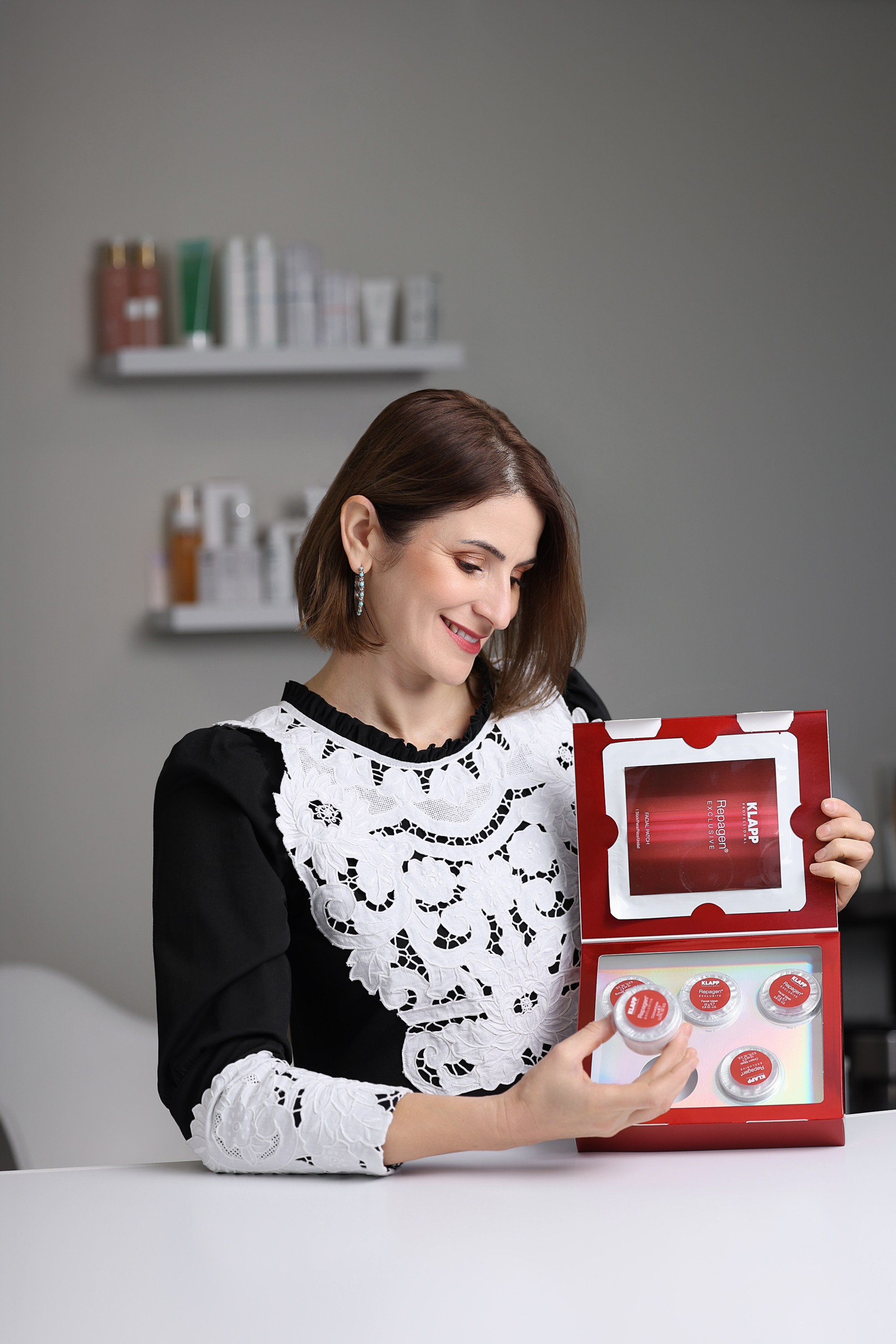 Violeta Sili, Esthéticienne/Beautician. Je suis photographe portraitiste et je réalise des portraits à toutes les étapes de votre vie! Bienvenue dans mon studio à Westmount, Qc