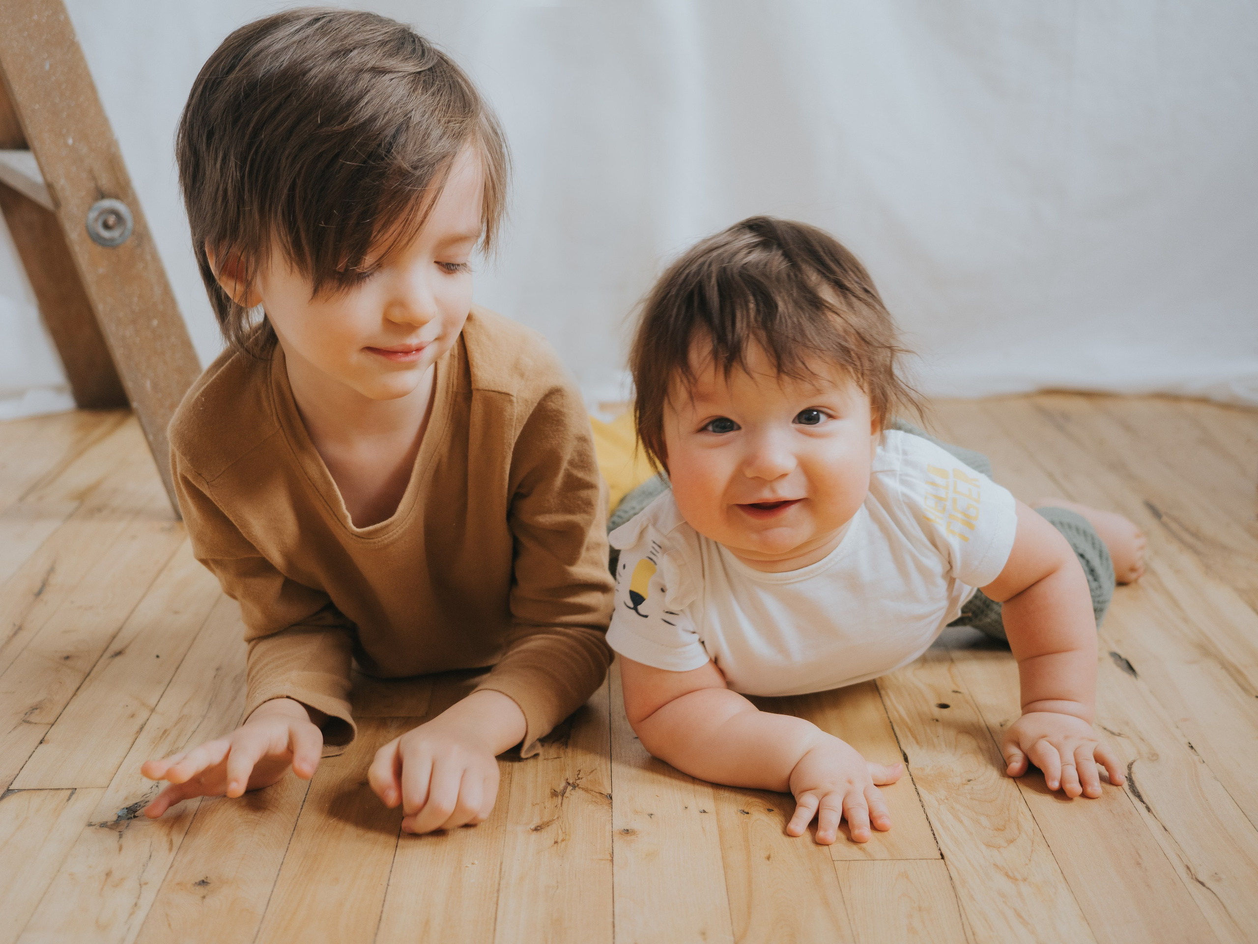 Les frères font du "tummy time" ensemble.