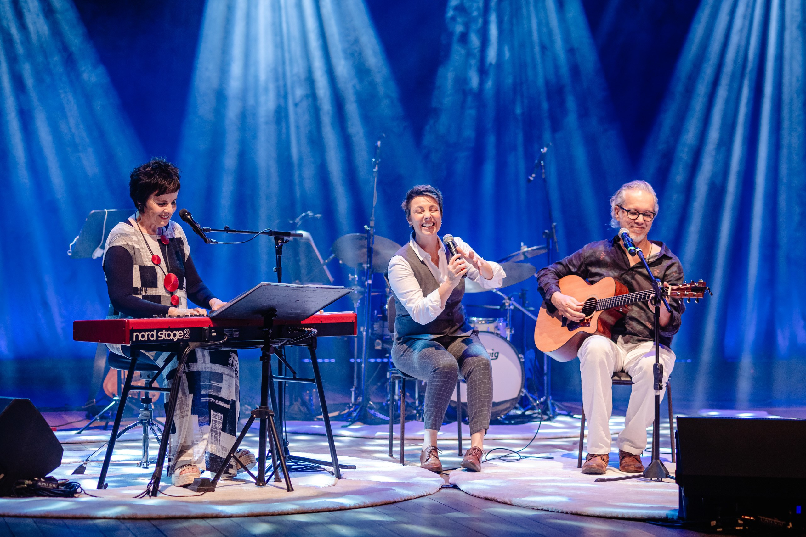 Fotografia de show da cantora Leila Pinheiro no Teatro Municipal de Itajaí
